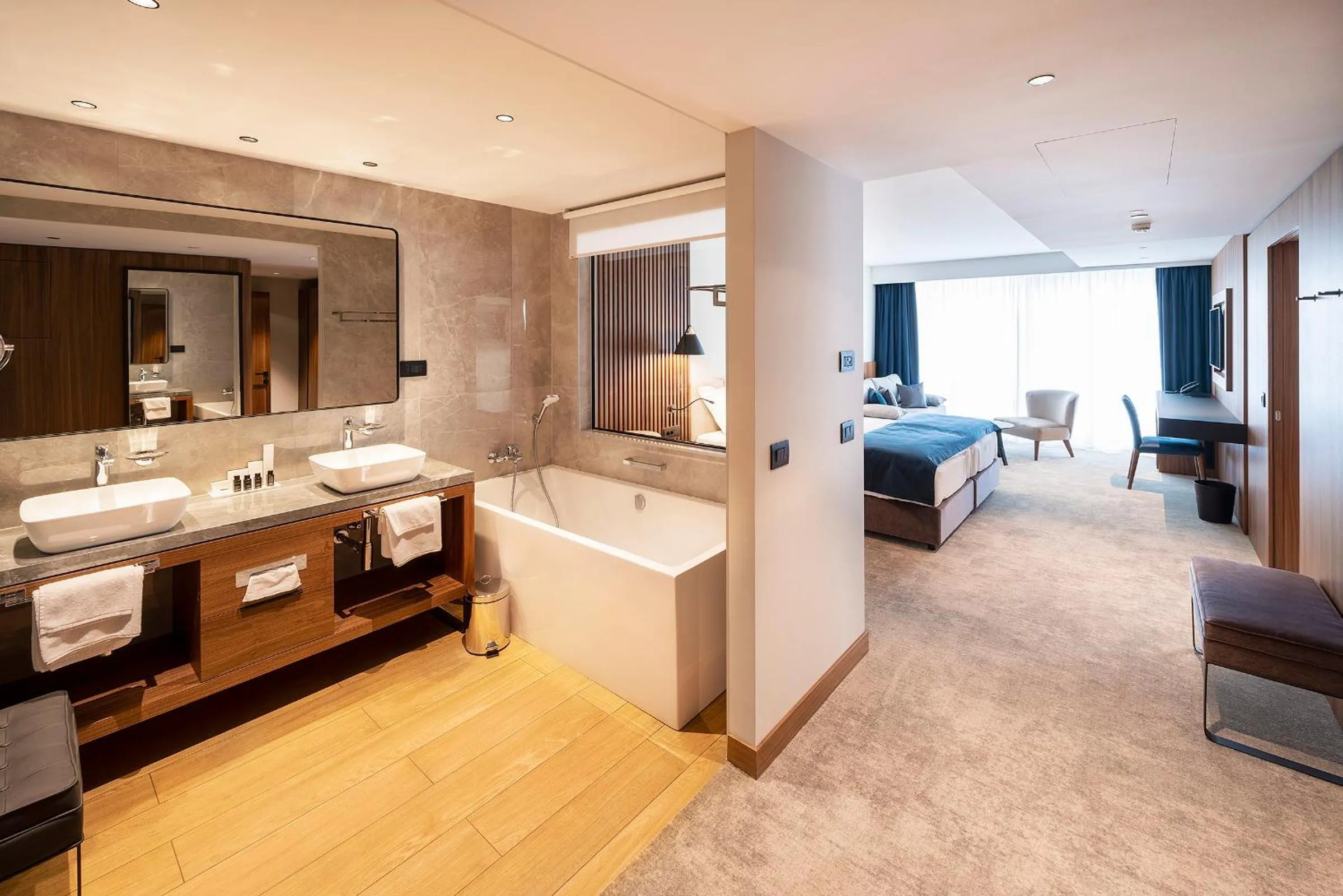 Shower, Bed in Luxury Hotel Riva