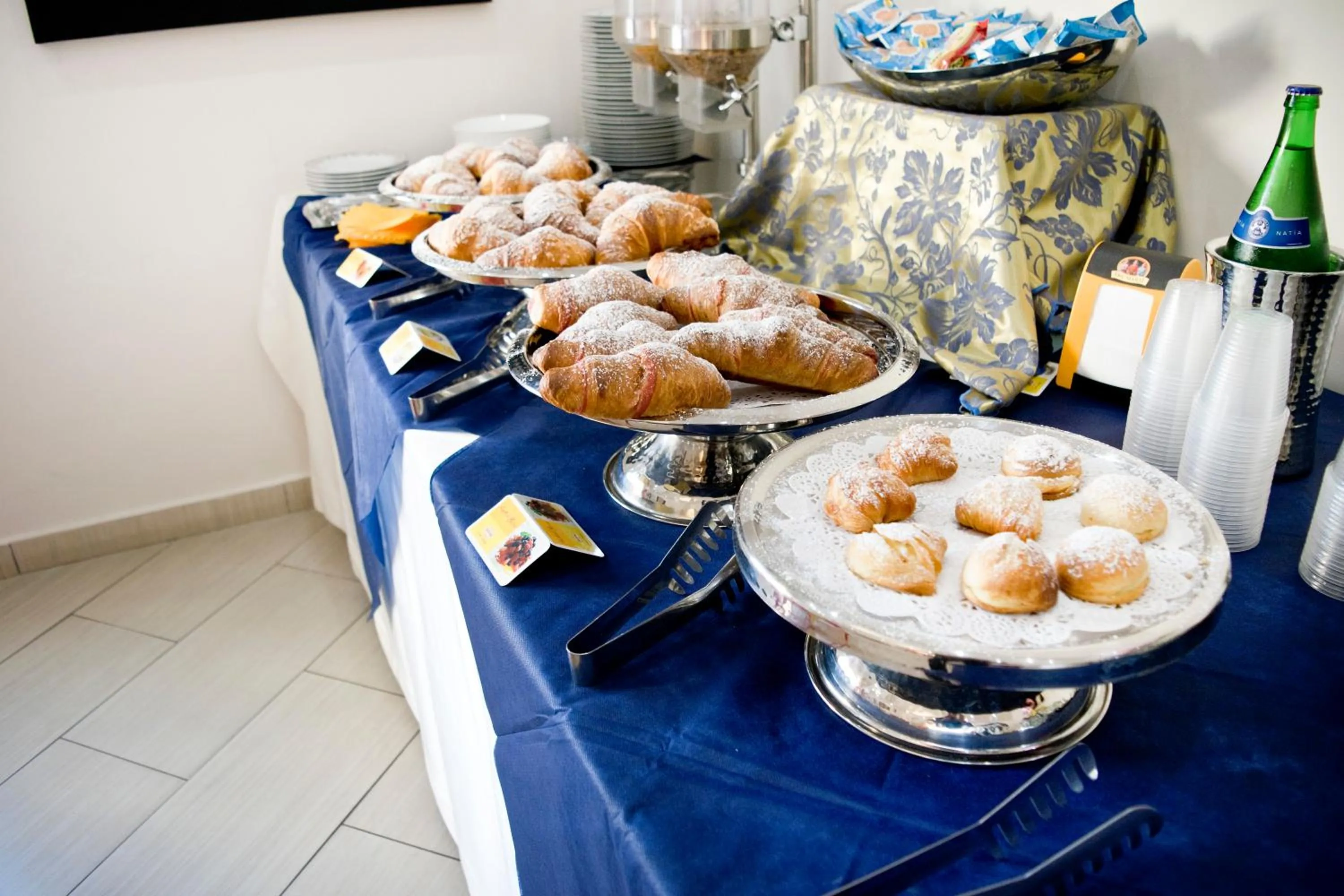 Communal lounge/ TV room in Hotel The Queen