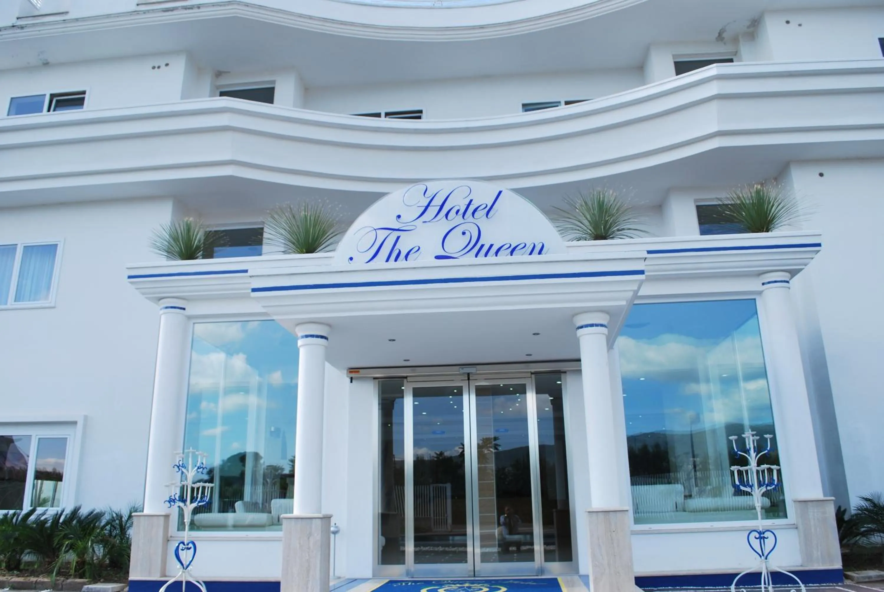 Facade/entrance in Hotel The Queen