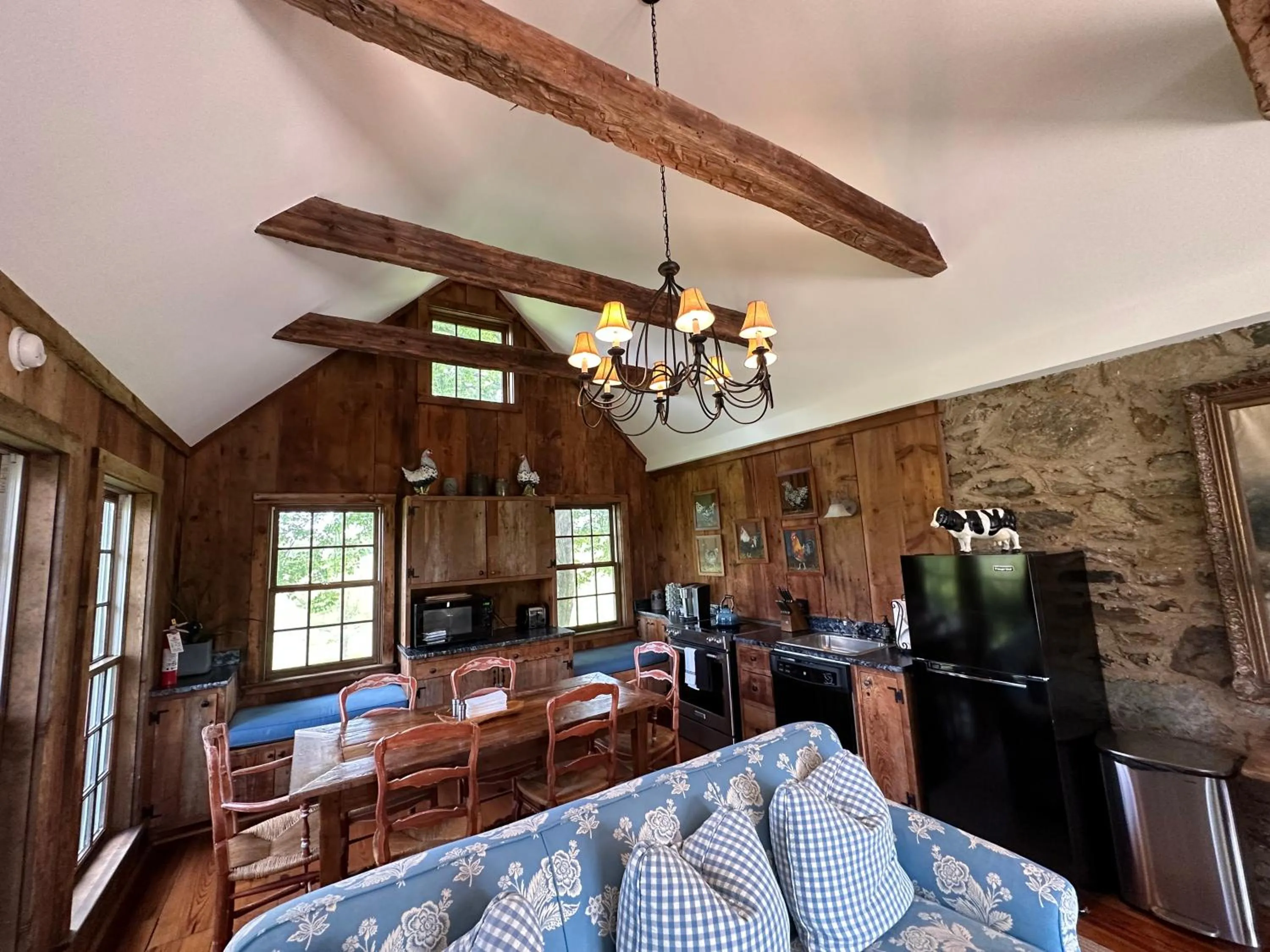 Communal lounge/ TV room in Goodstone Inn & Restaurant