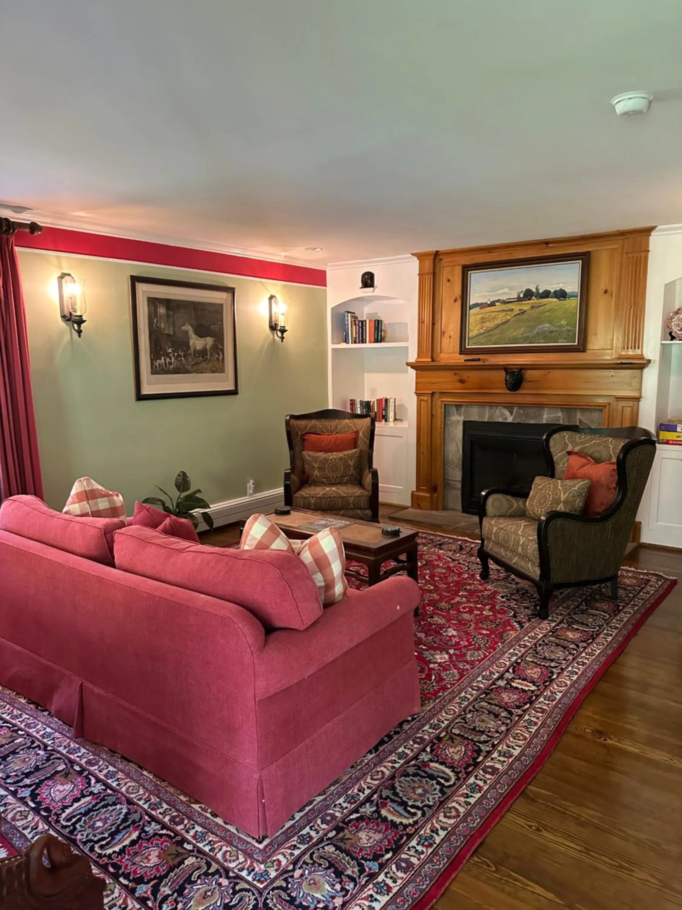 Communal lounge/ TV room in Goodstone Inn & Restaurant