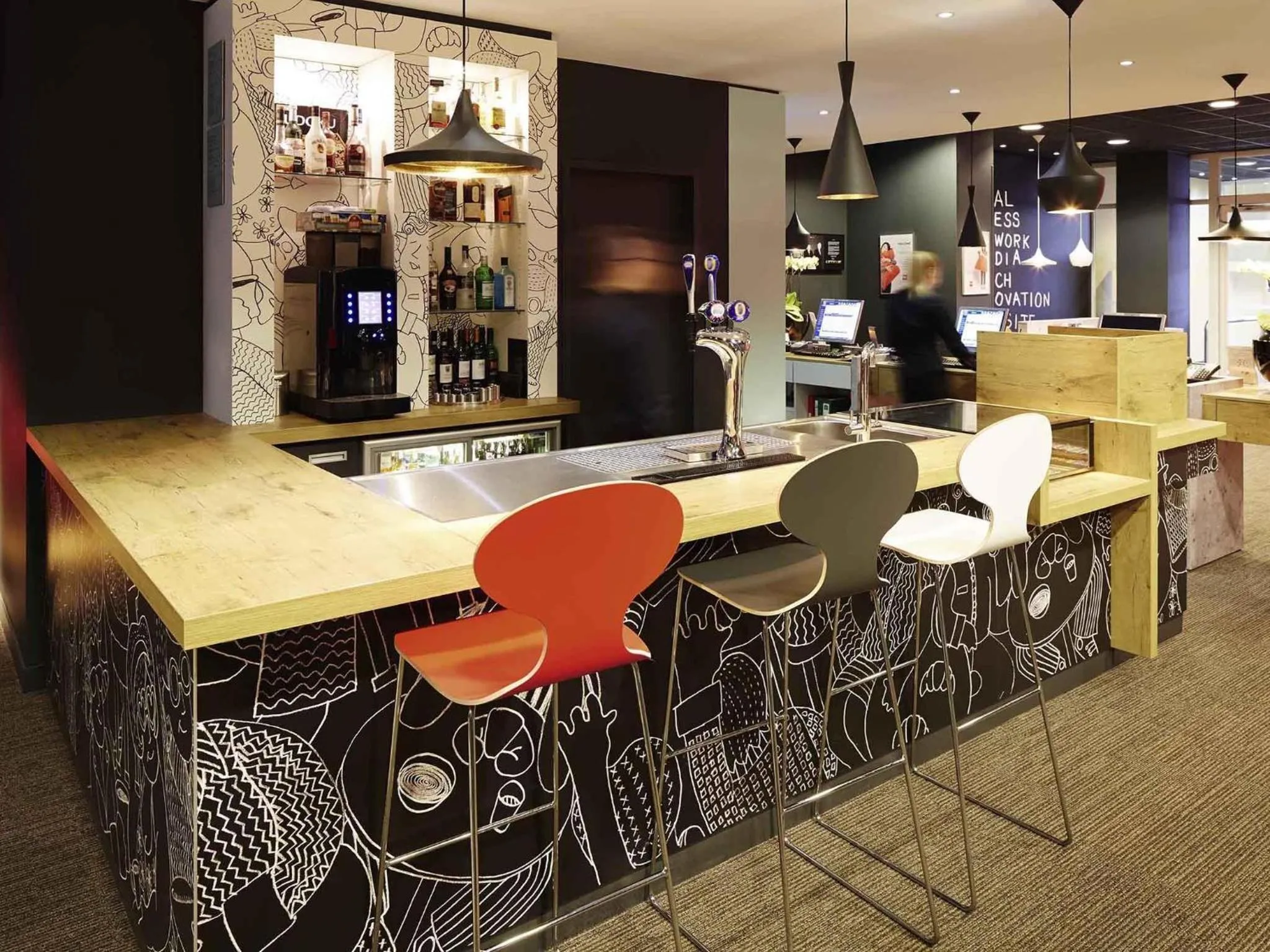 Lounge or bar in ibis Reading Centre