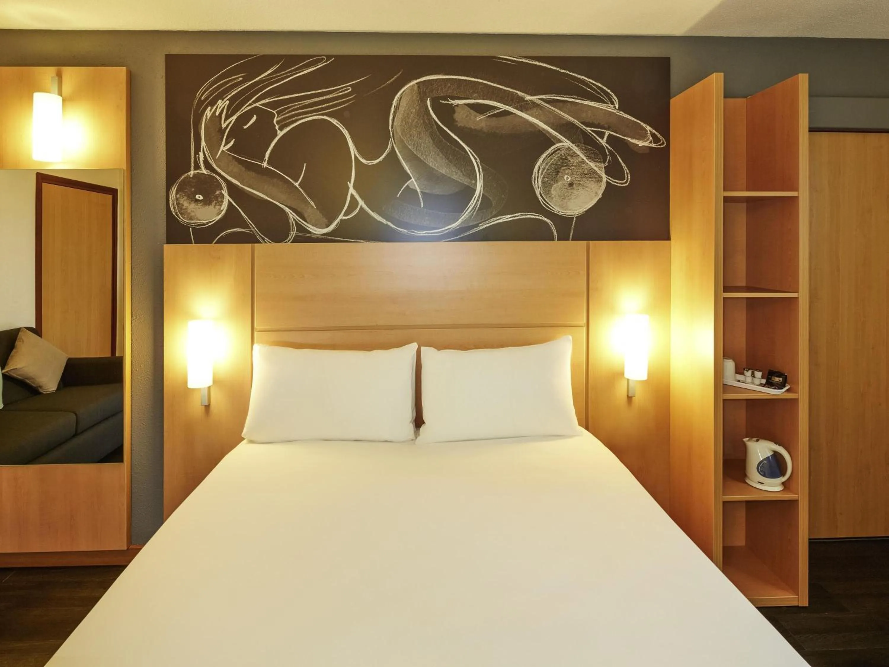 Bedroom, Bed in ibis Reading Centre