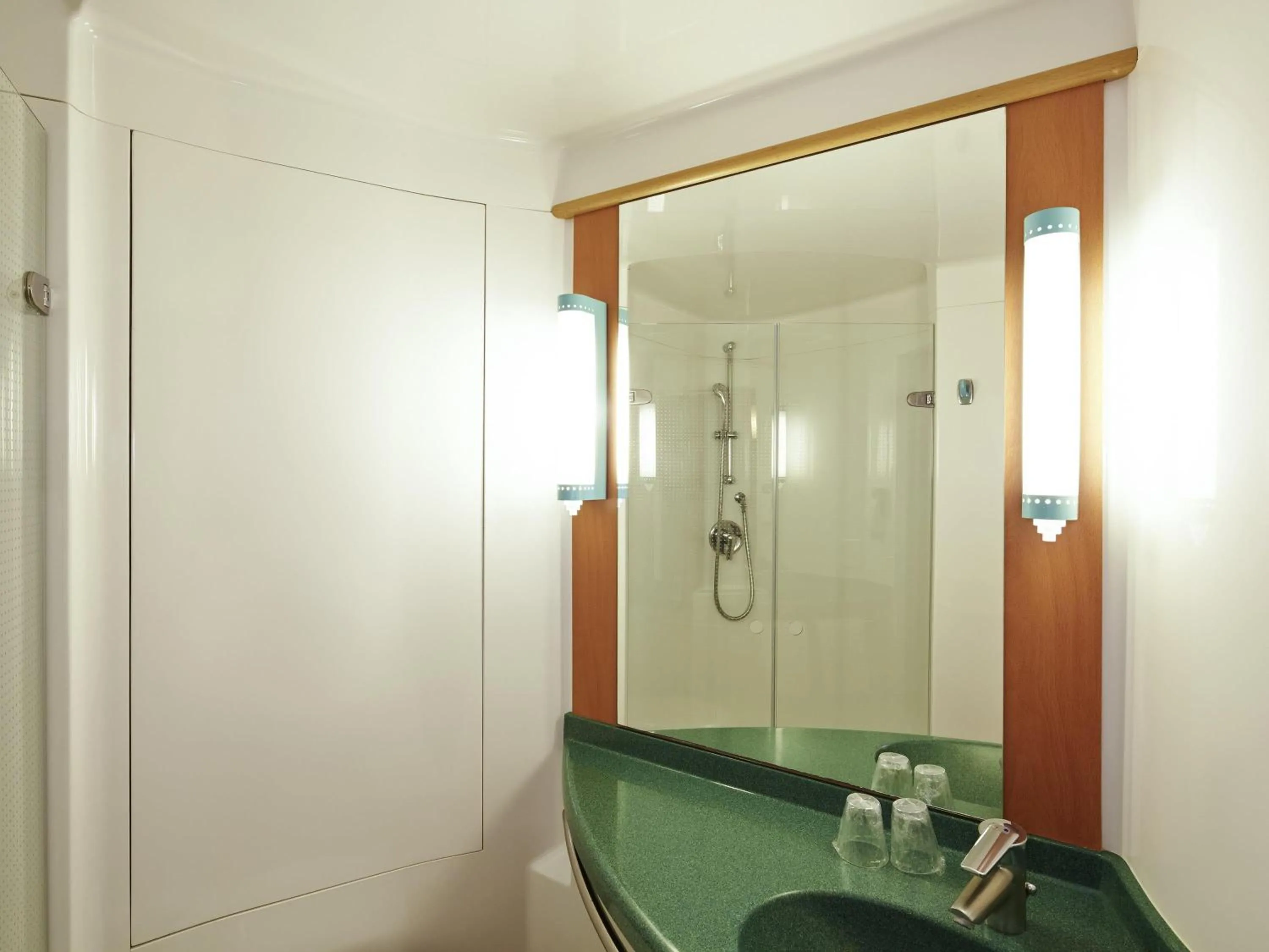 Bedroom in ibis Reading Centre