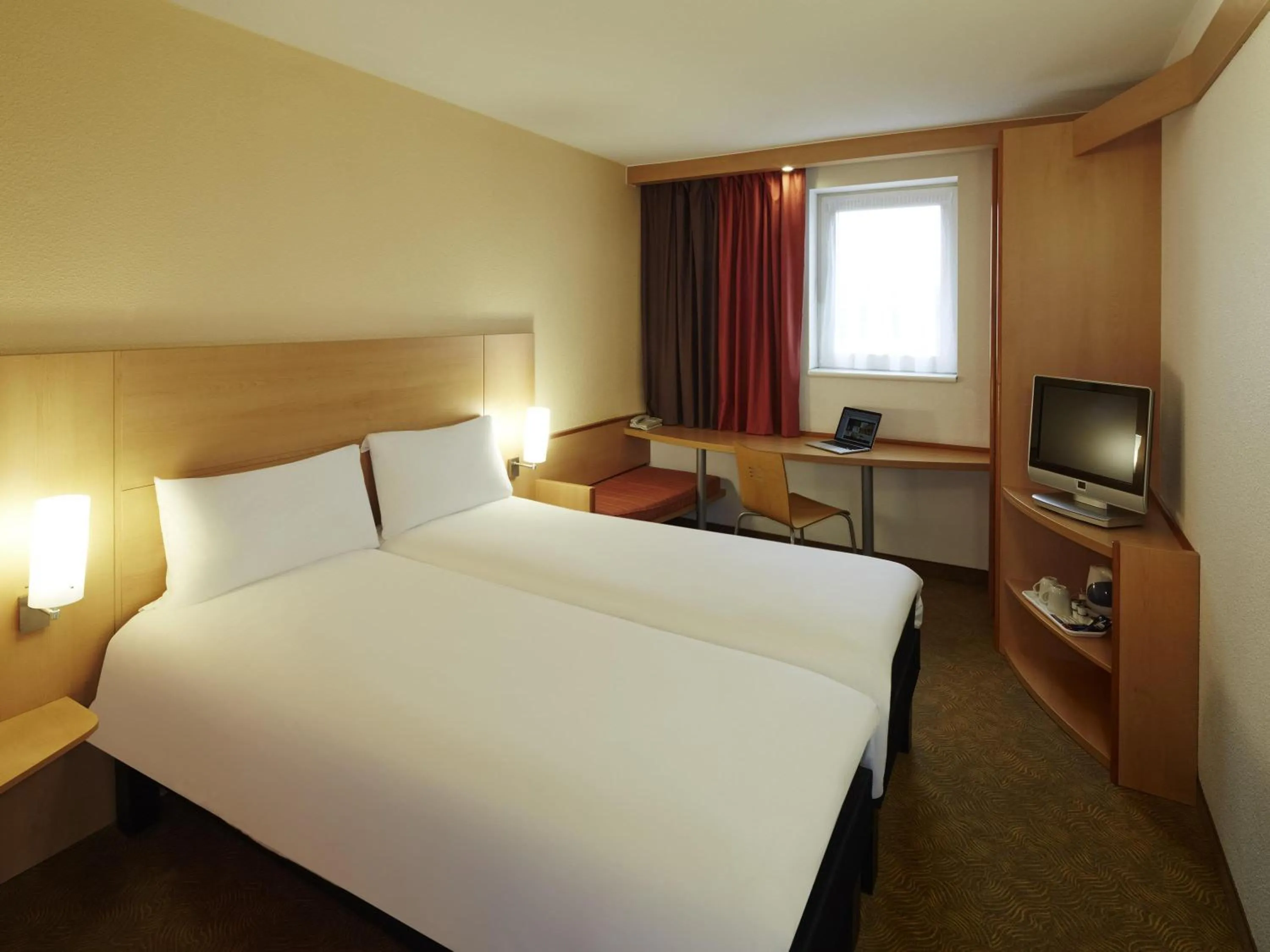 Bedroom, Bed in ibis Reading Centre