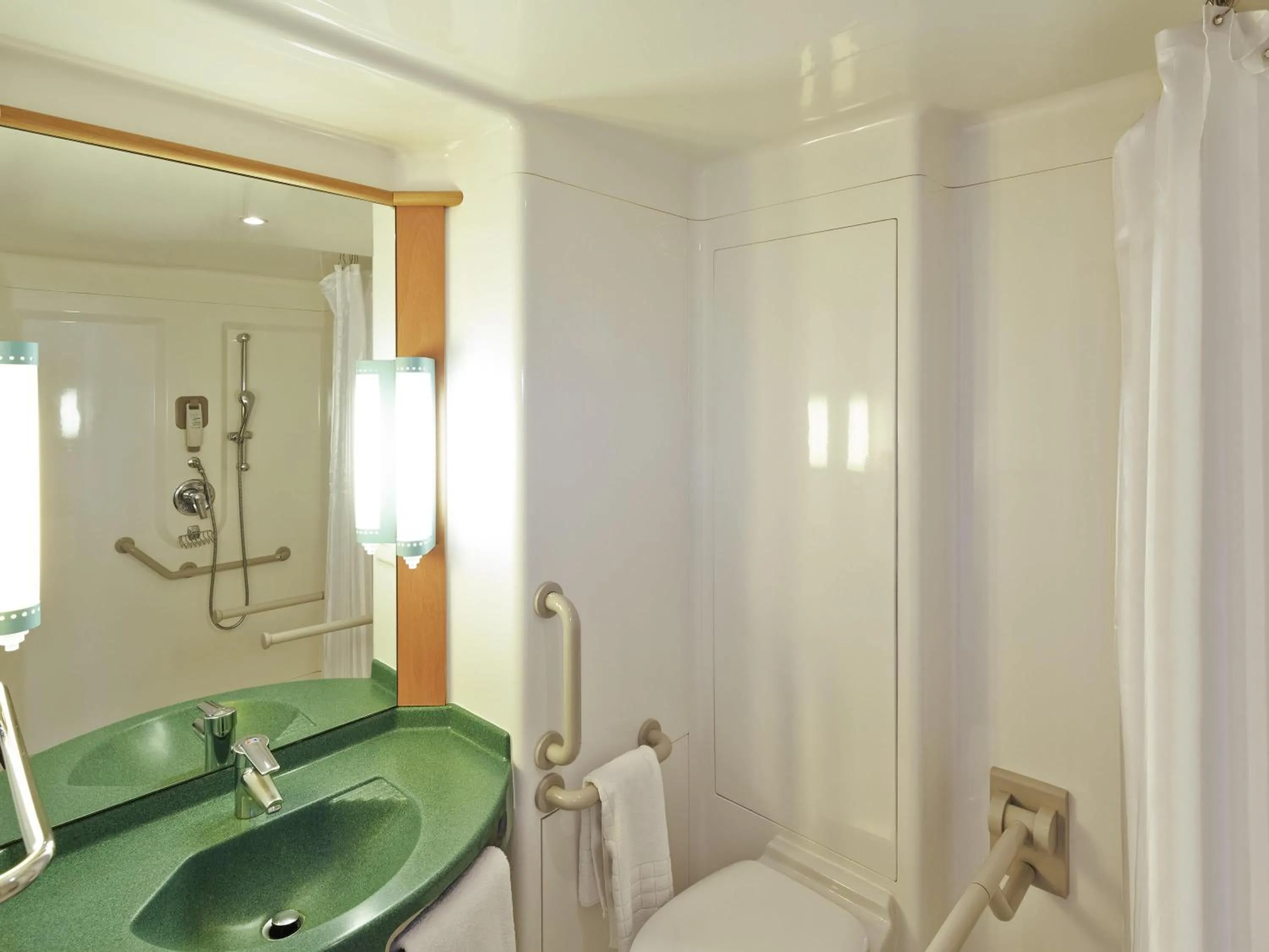 Bedroom in ibis Reading Centre