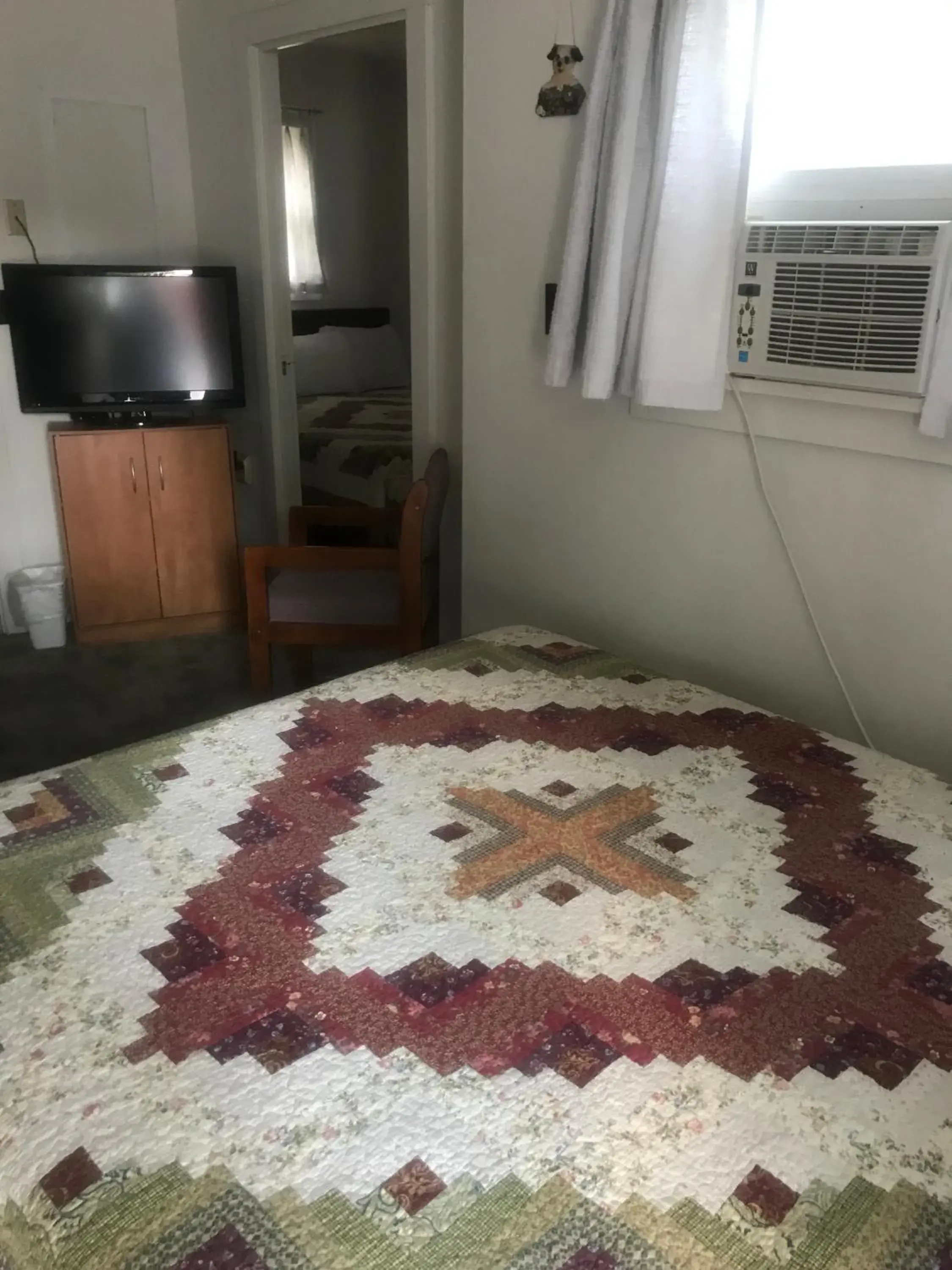 Standard Queen Room with Two Queen Beds in Chalet Motel Standard Queen Room with Two Queen Beds in Chalet Motel