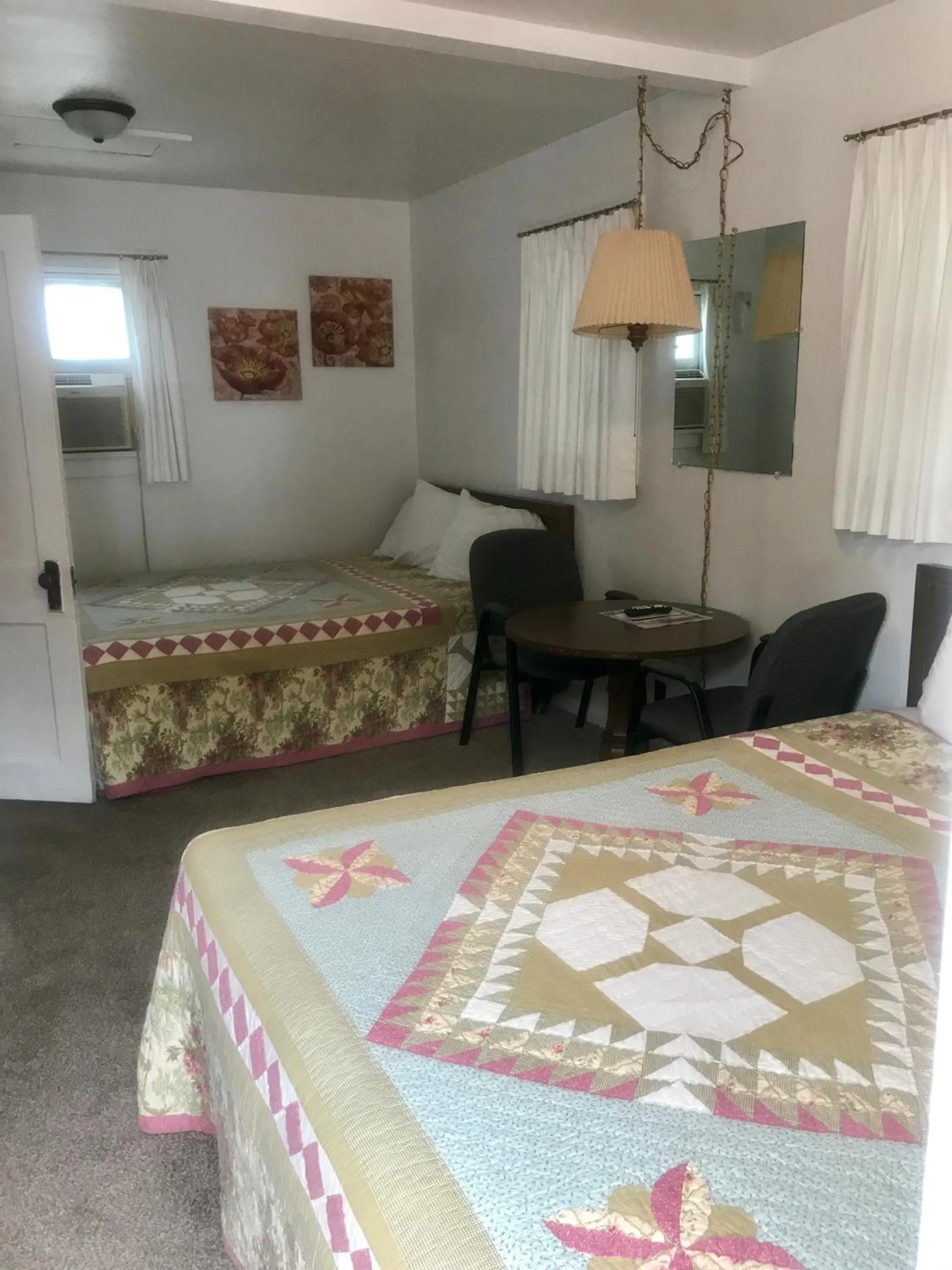 Photo of the whole room, Bed in Chalet Motel