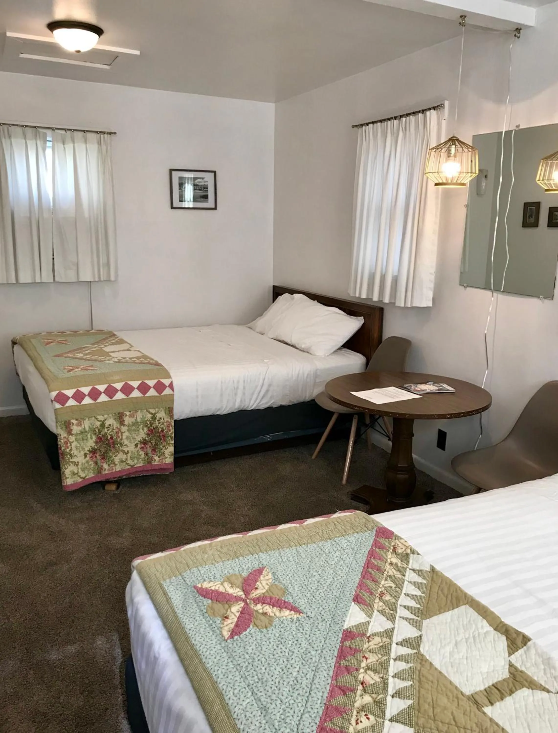 Photo of the whole room, Bed in Chalet Motel