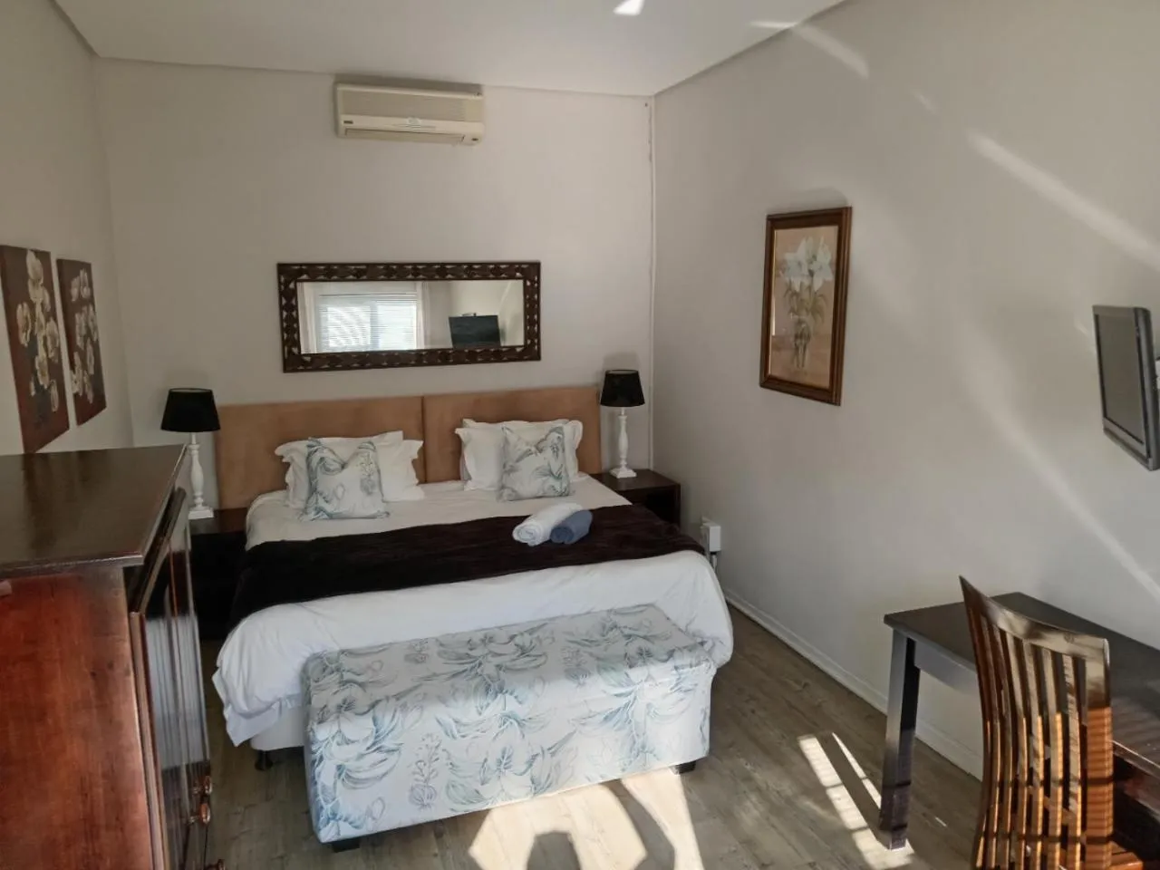 Bedroom, Bed in Urban Manor