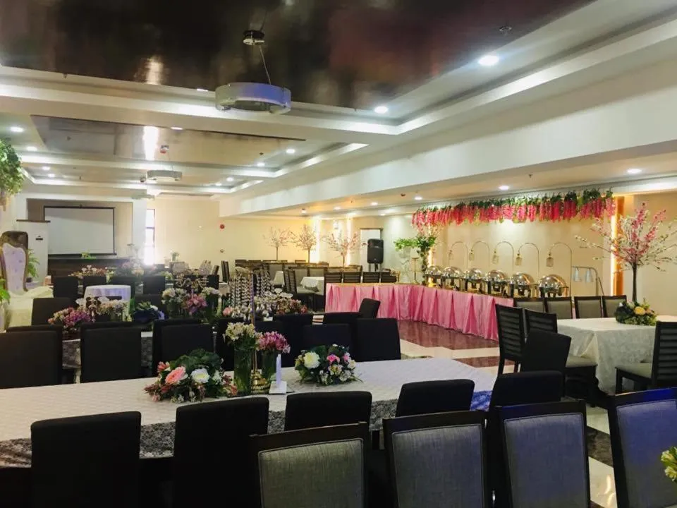 Restaurant/places to eat in Treasure Island Hotel With Mini Water Adventure