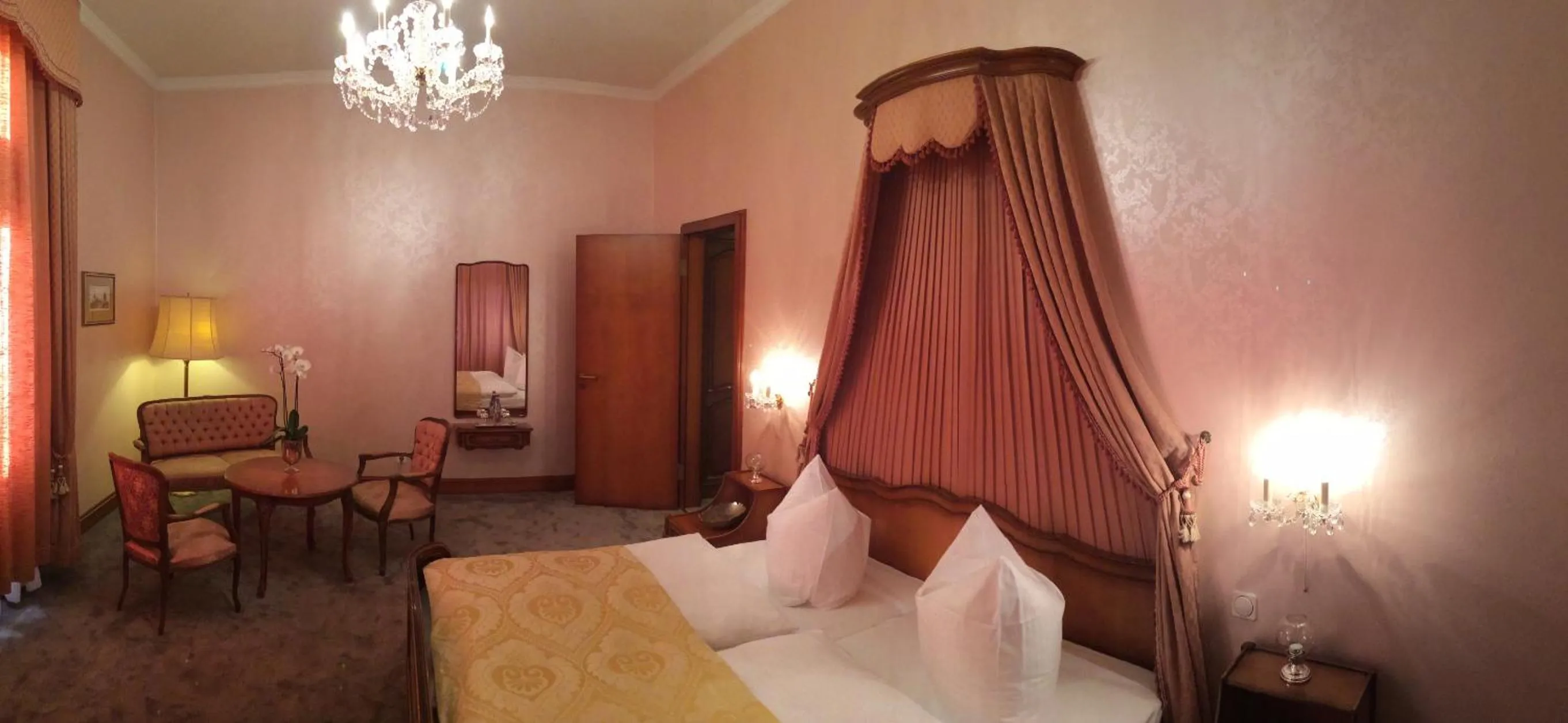 Deluxe Double Room with Bath in Schlosshotel Rettershof