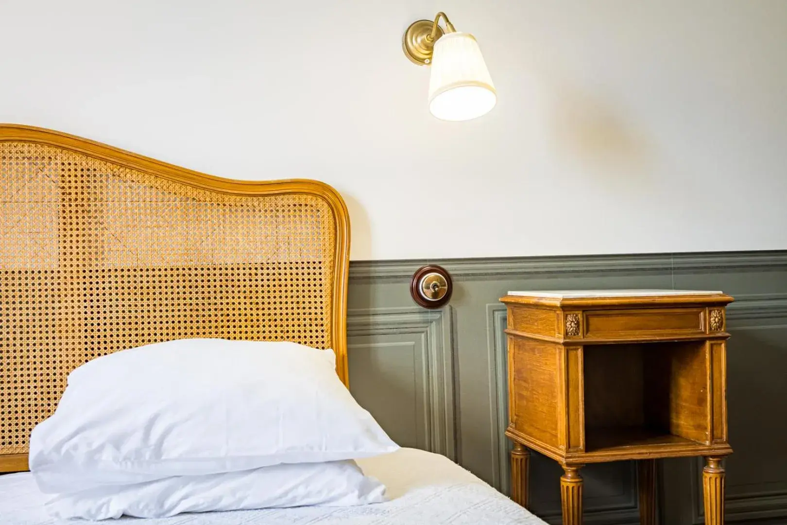 Large Double Room in Hotel Restaurant des Deux Rocs Large Double Room in Hotel Restaurant des Deux Rocs