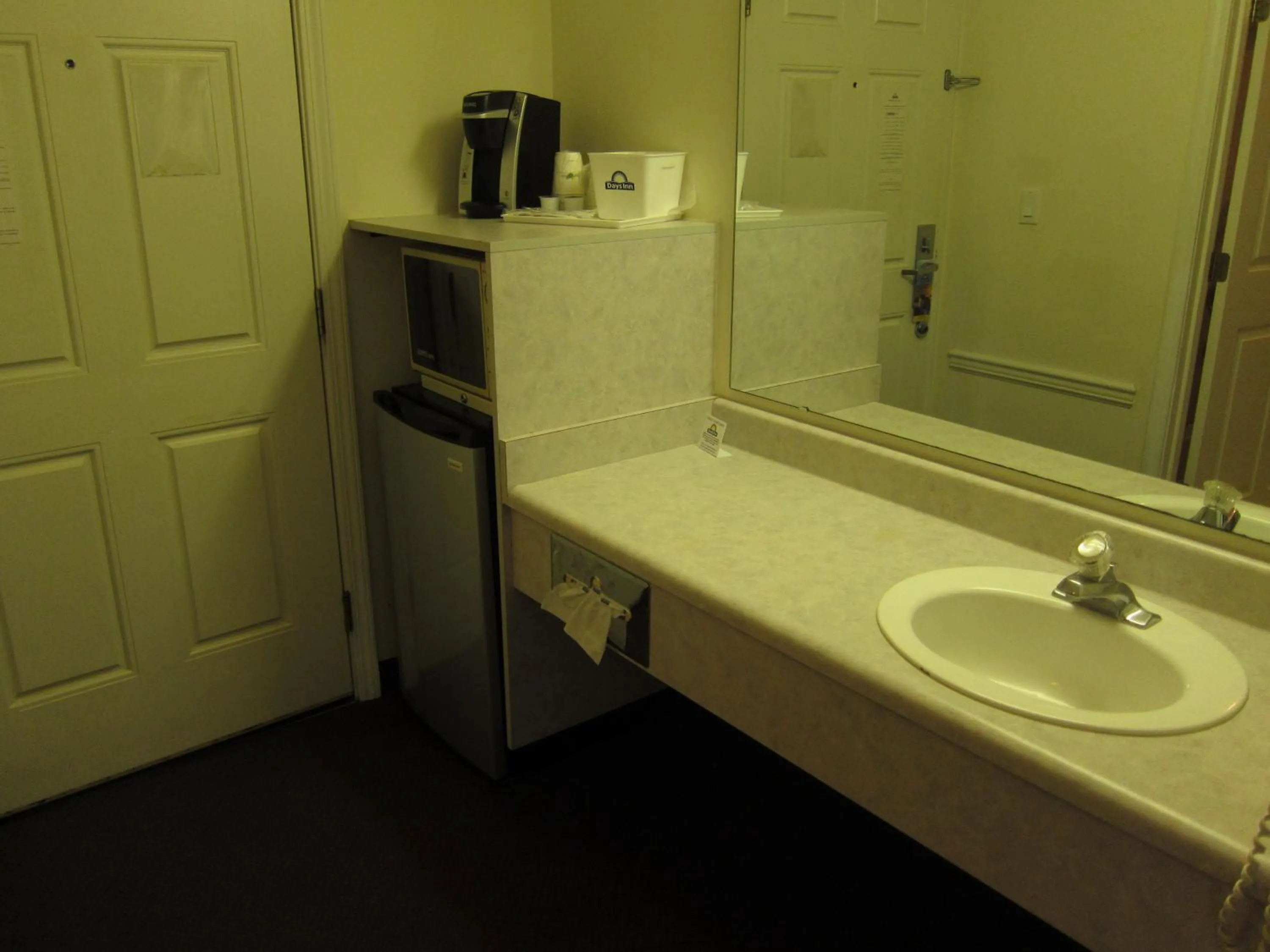Coffee/tea facilities in Days Inn by Wyndham Ocean Shores