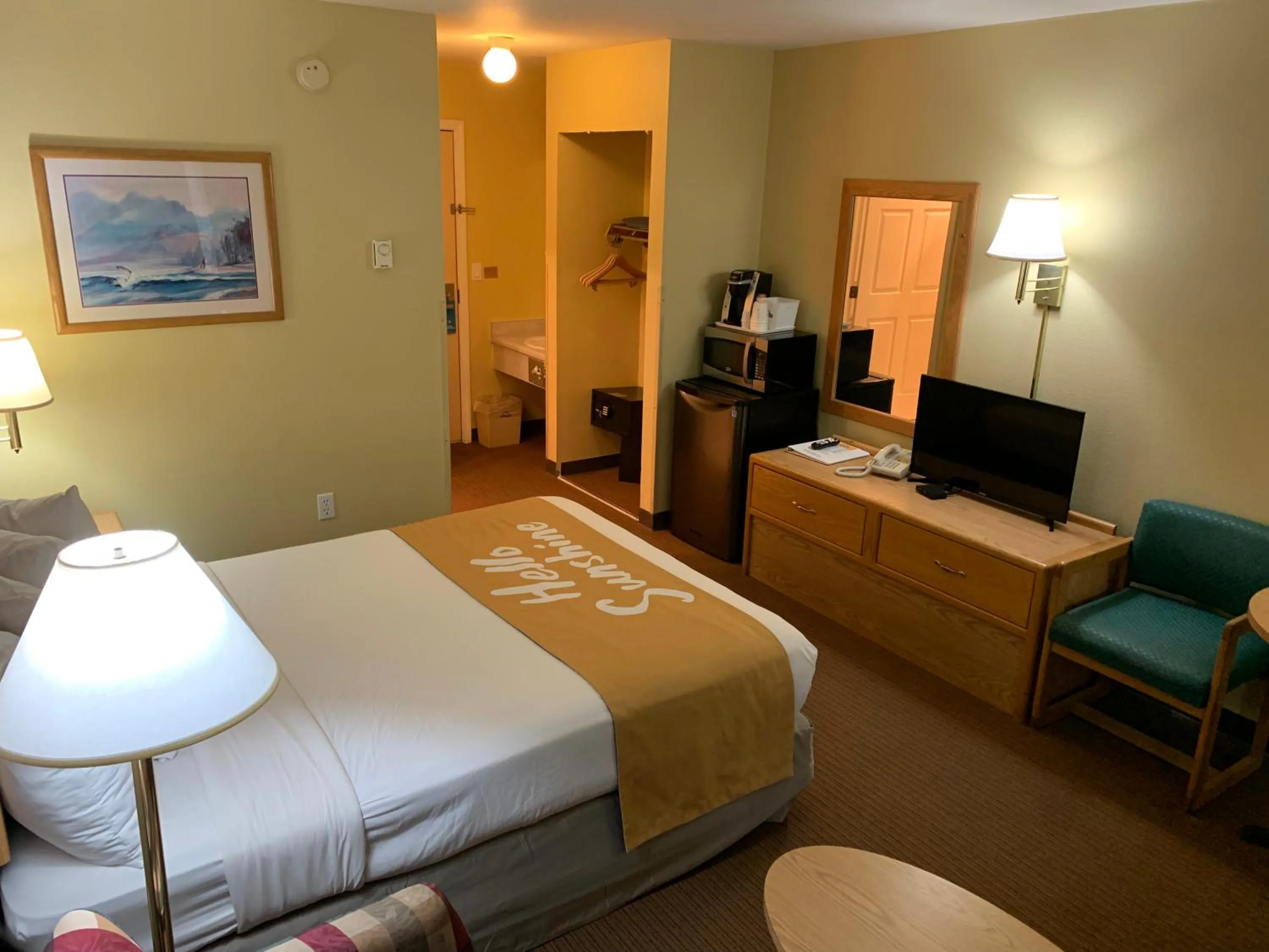 Bed in Days Inn by Wyndham Ocean Shores