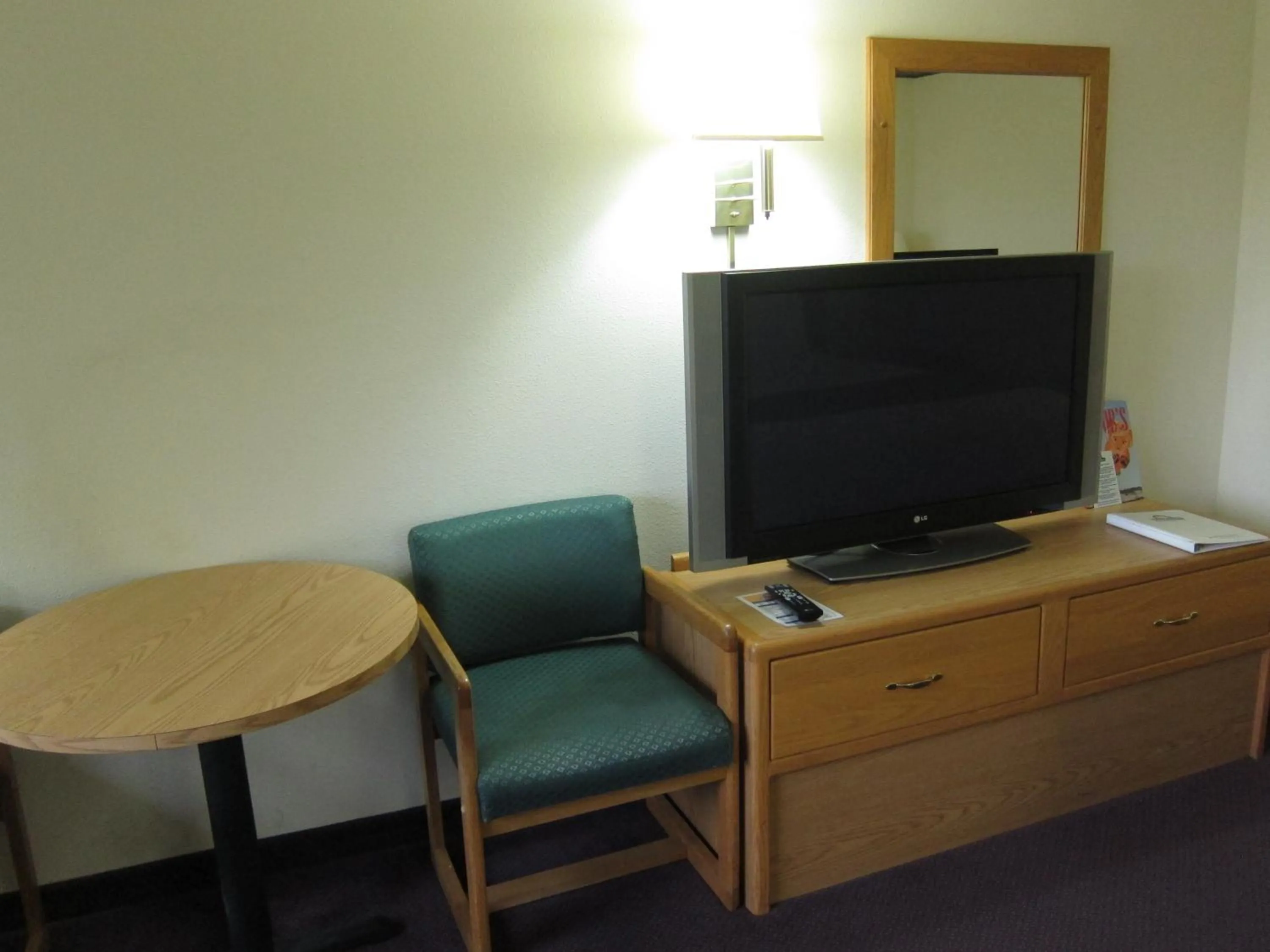 TV and multimedia in Days Inn by Wyndham Ocean Shores