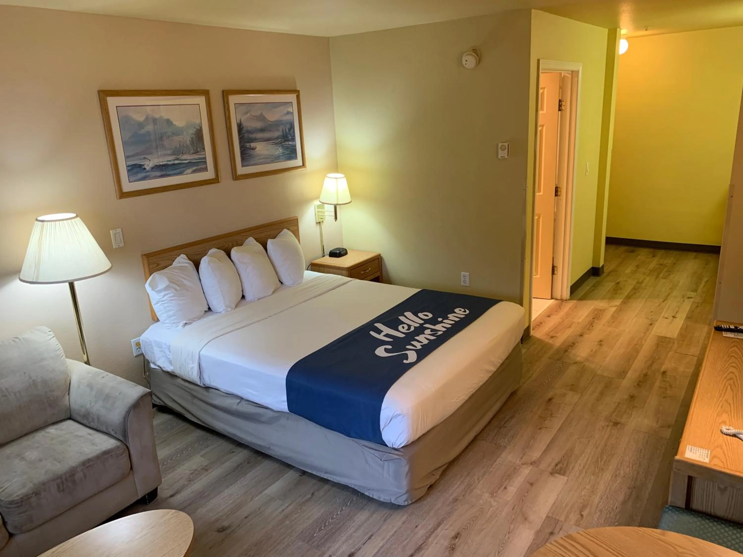 Bed in Days Inn by Wyndham Ocean Shores