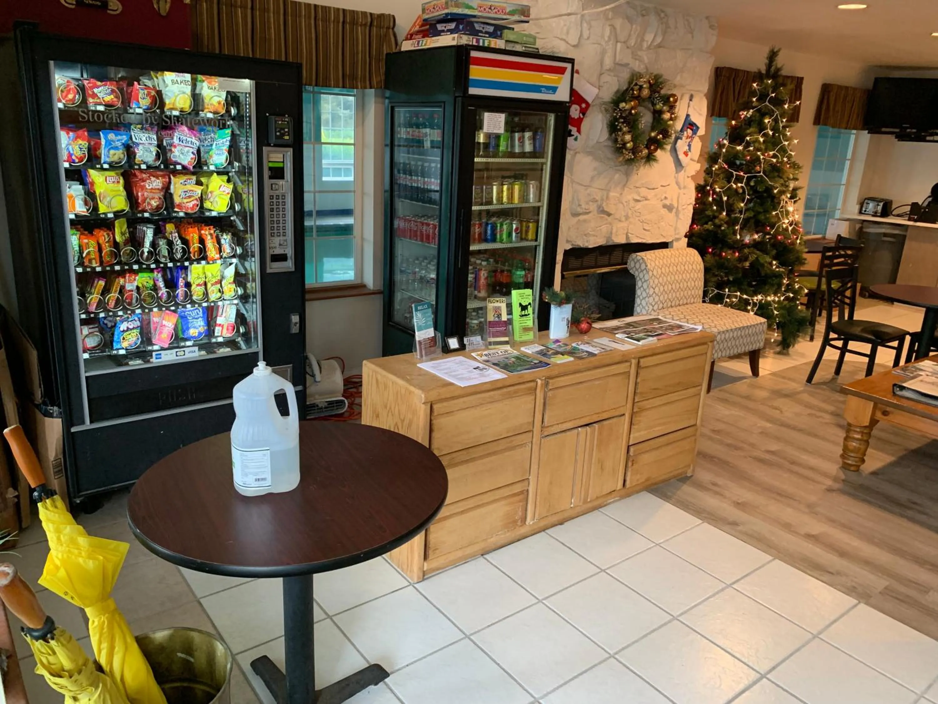 Lobby or reception in Days Inn by Wyndham Ocean Shores