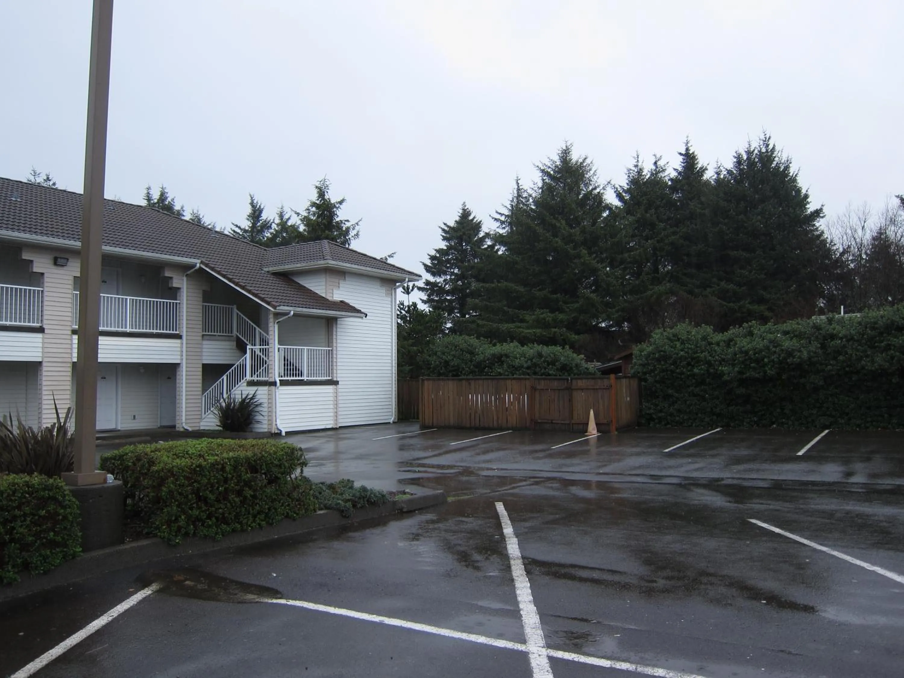 Property building in Days Inn by Wyndham Ocean Shores
