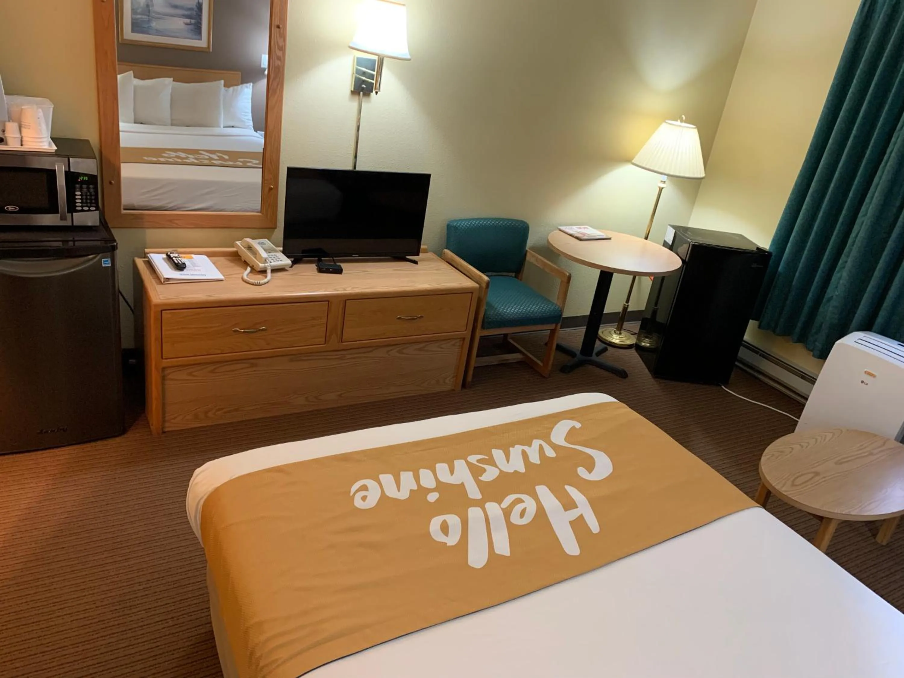 TV and multimedia, Bed in Days Inn by Wyndham Ocean Shores