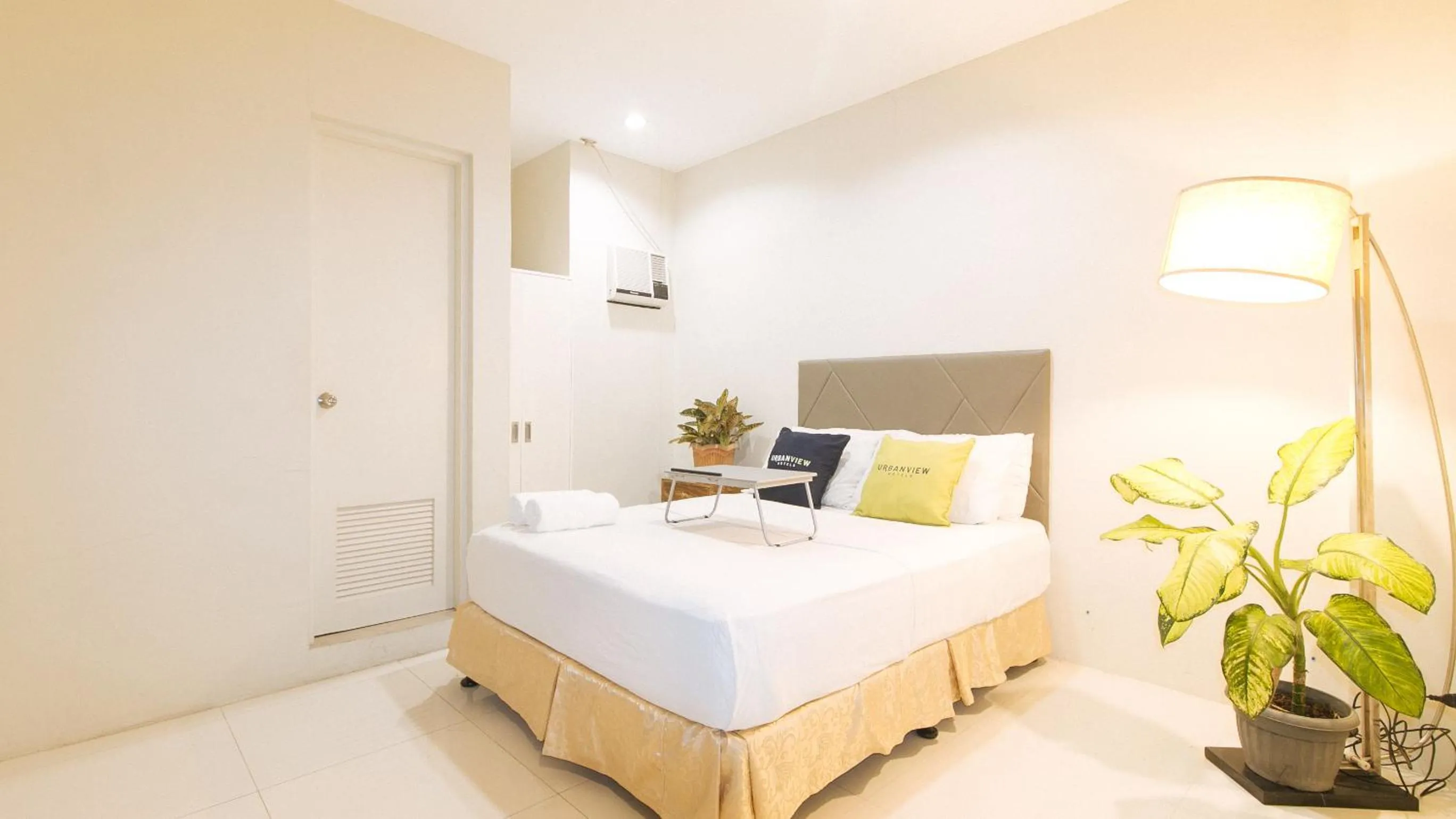 Photo of the whole room, Bed in UrbanView at Lacson Street Bacolod City by RedDoorz