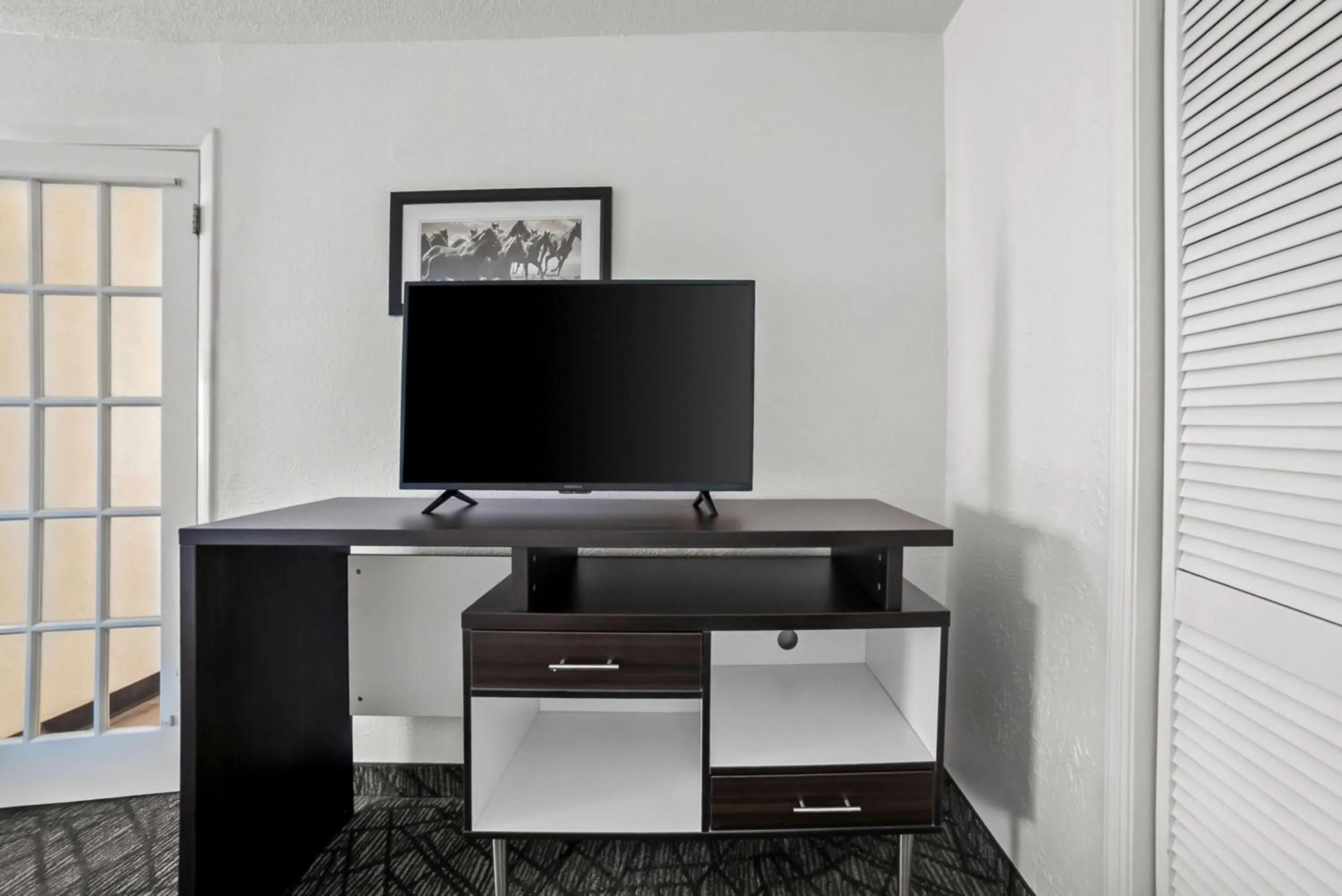 Photo of the whole room in Howard Johnson by Wyndham Columbus Fort Moore