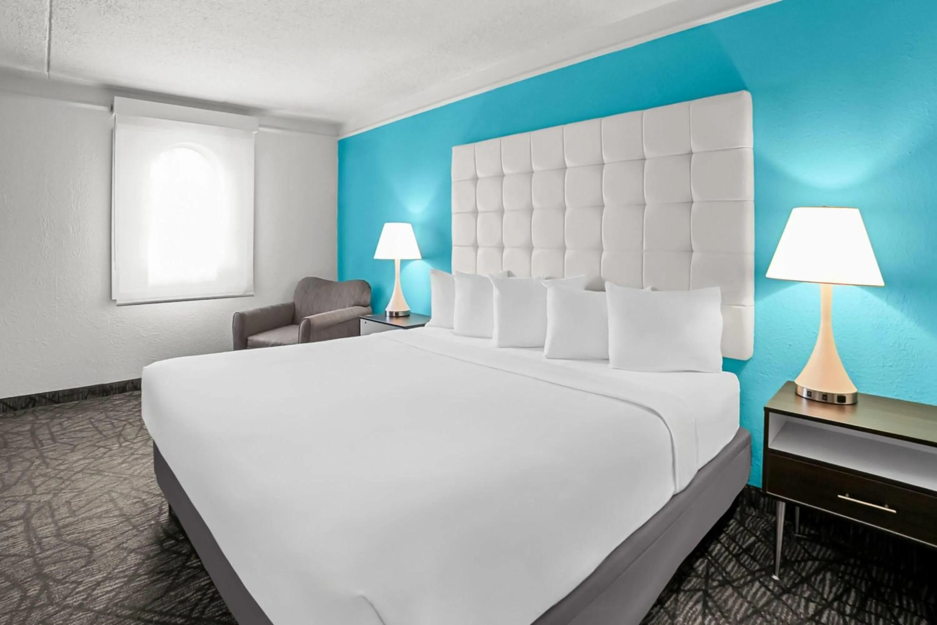 Photo of the whole room, Bed in Howard Johnson by Wyndham Columbus Fort Moore