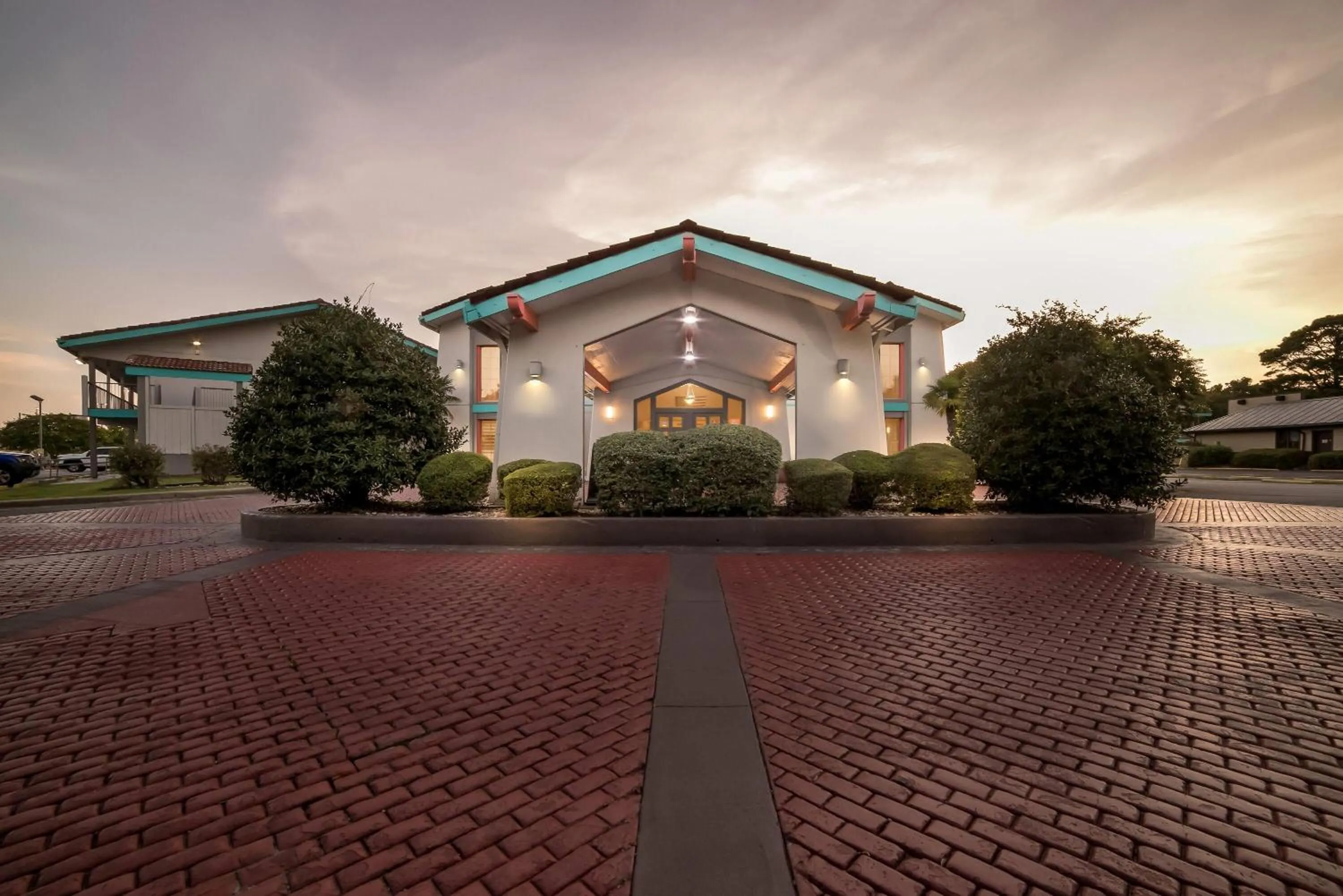 Property building in Howard Johnson by Wyndham Columbus Fort Moore