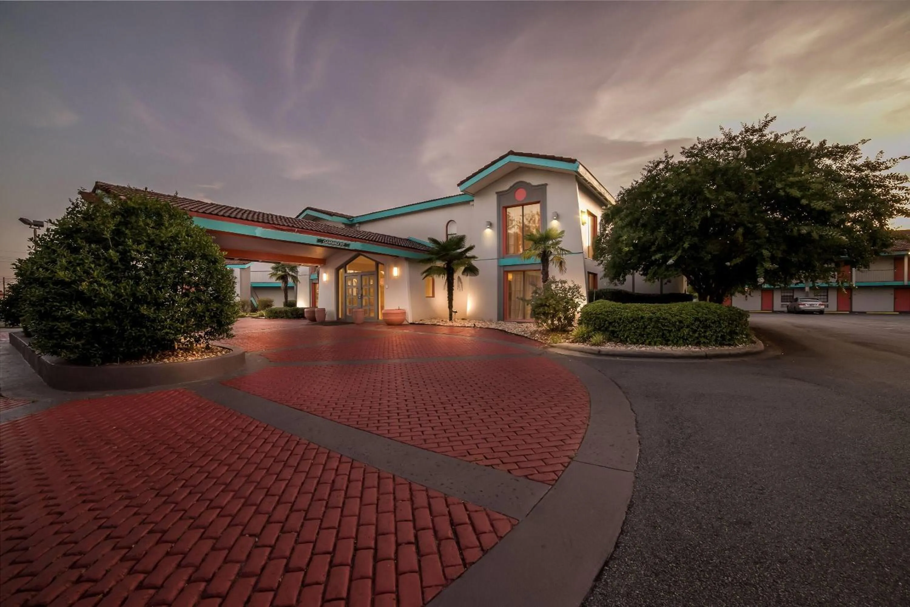 Property building in Howard Johnson by Wyndham Columbus Fort Moore