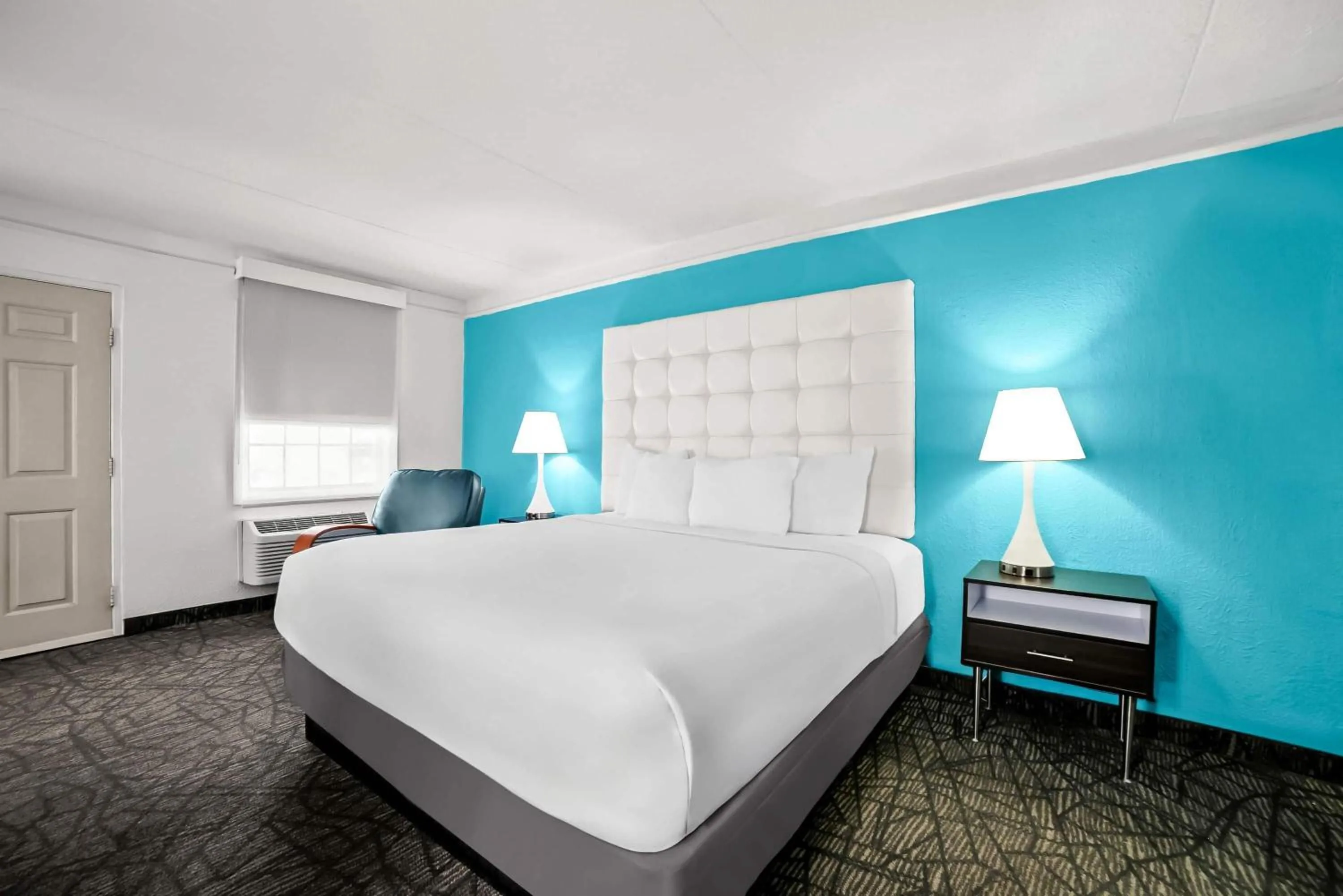 Bed in Howard Johnson by Wyndham Columbus Fort Moore