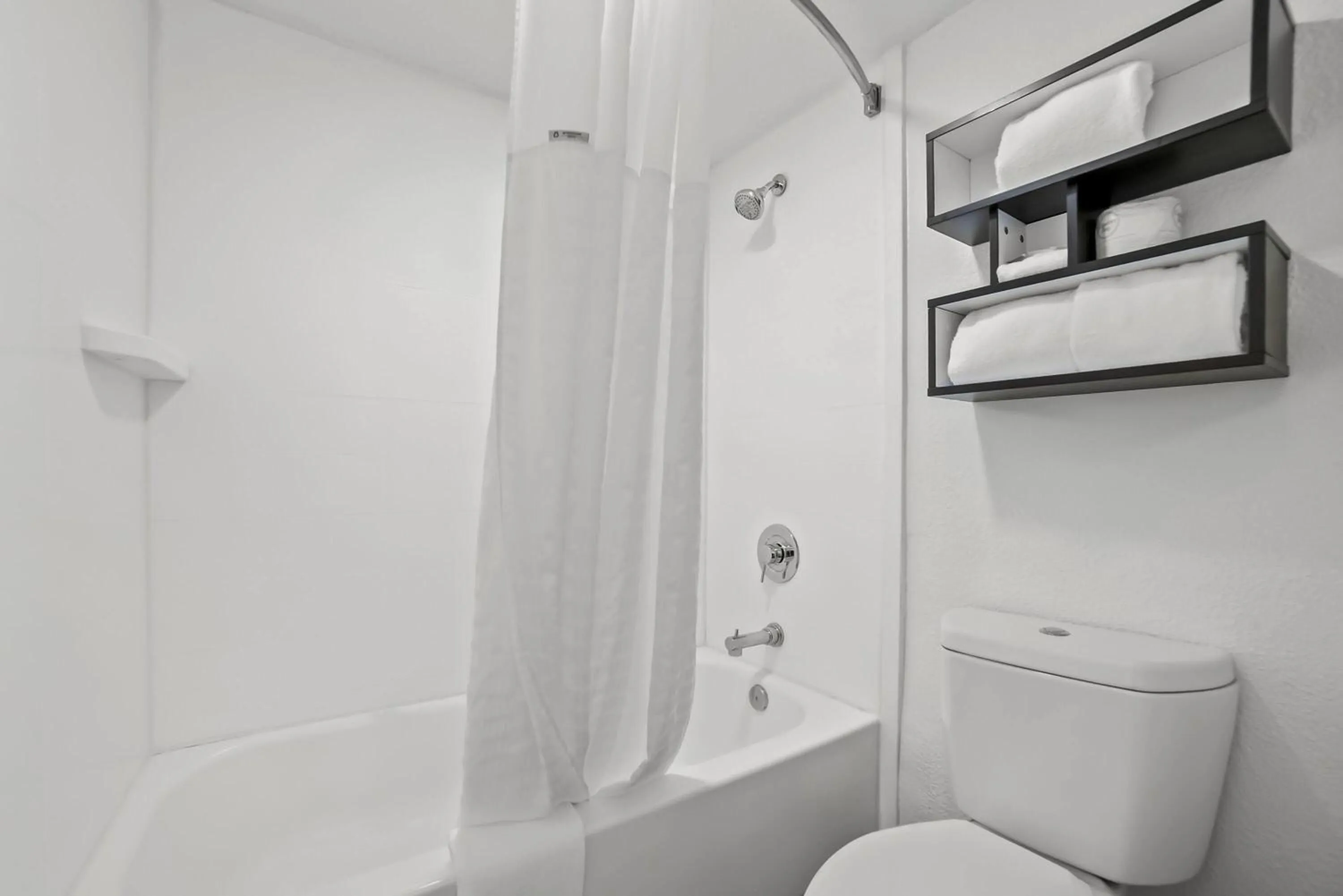 Bathroom in Howard Johnson by Wyndham Columbus Fort Moore