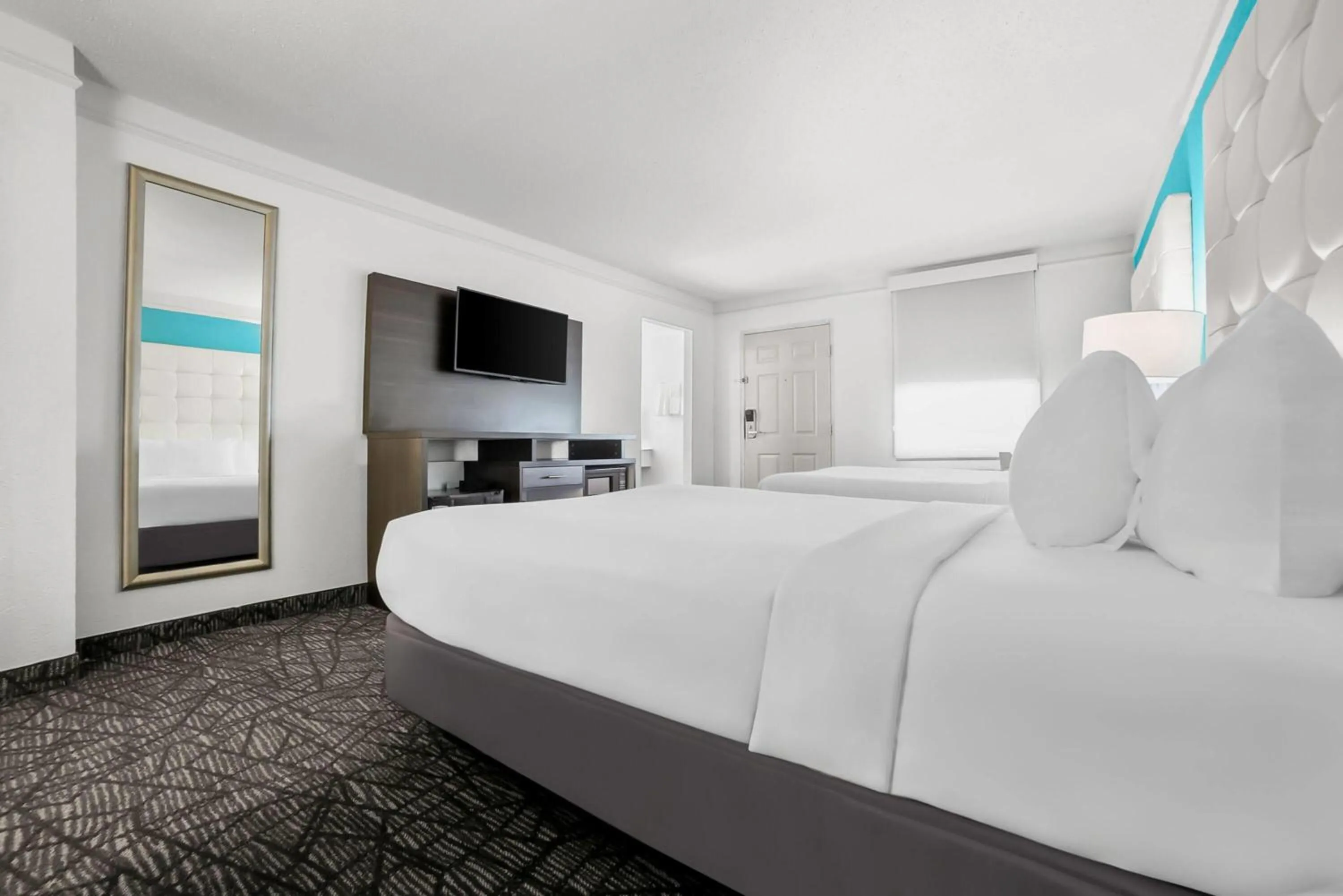 Bed in Howard Johnson by Wyndham Columbus Fort Moore