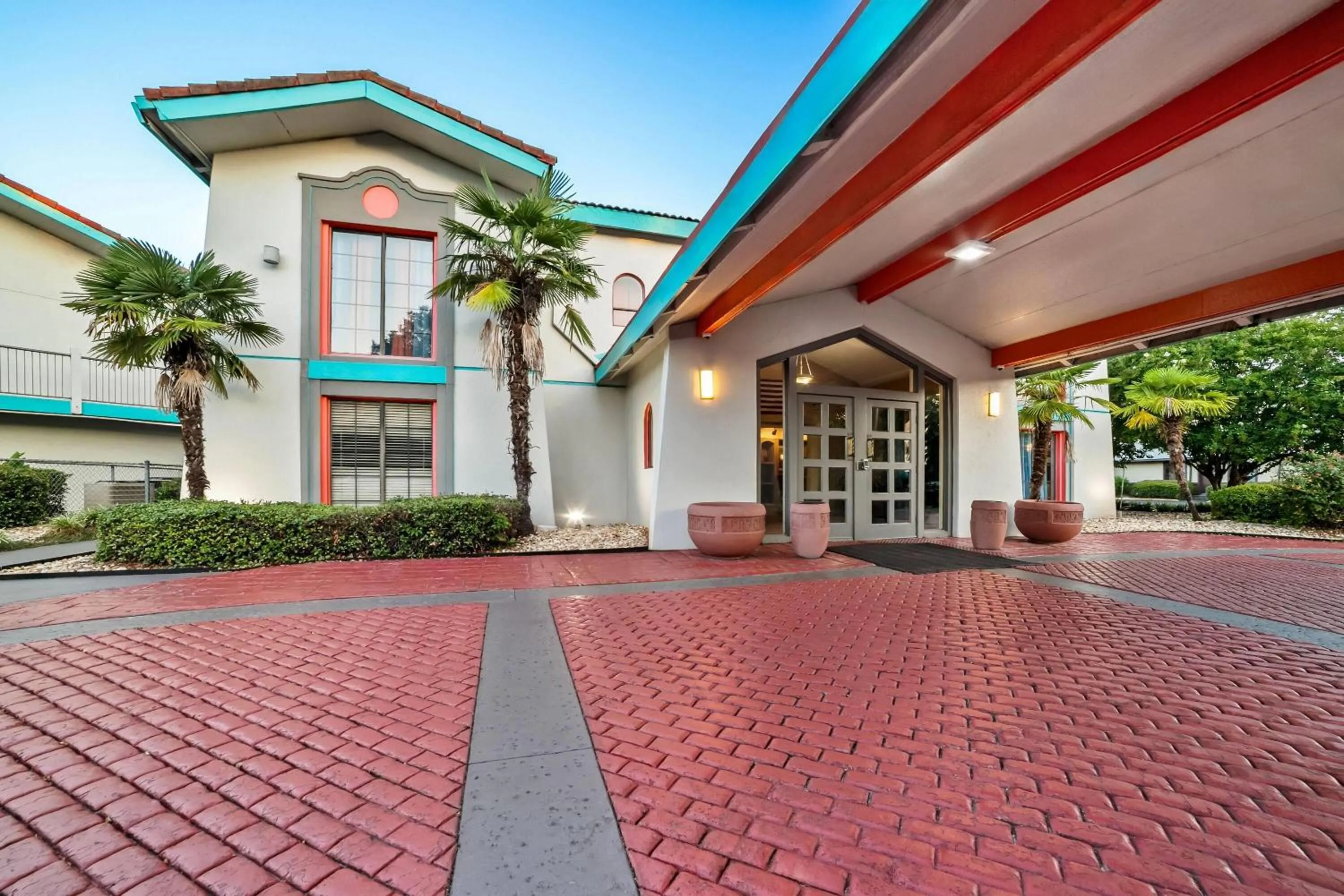 Howard Johnson by Wyndham Columbus Fort Moore