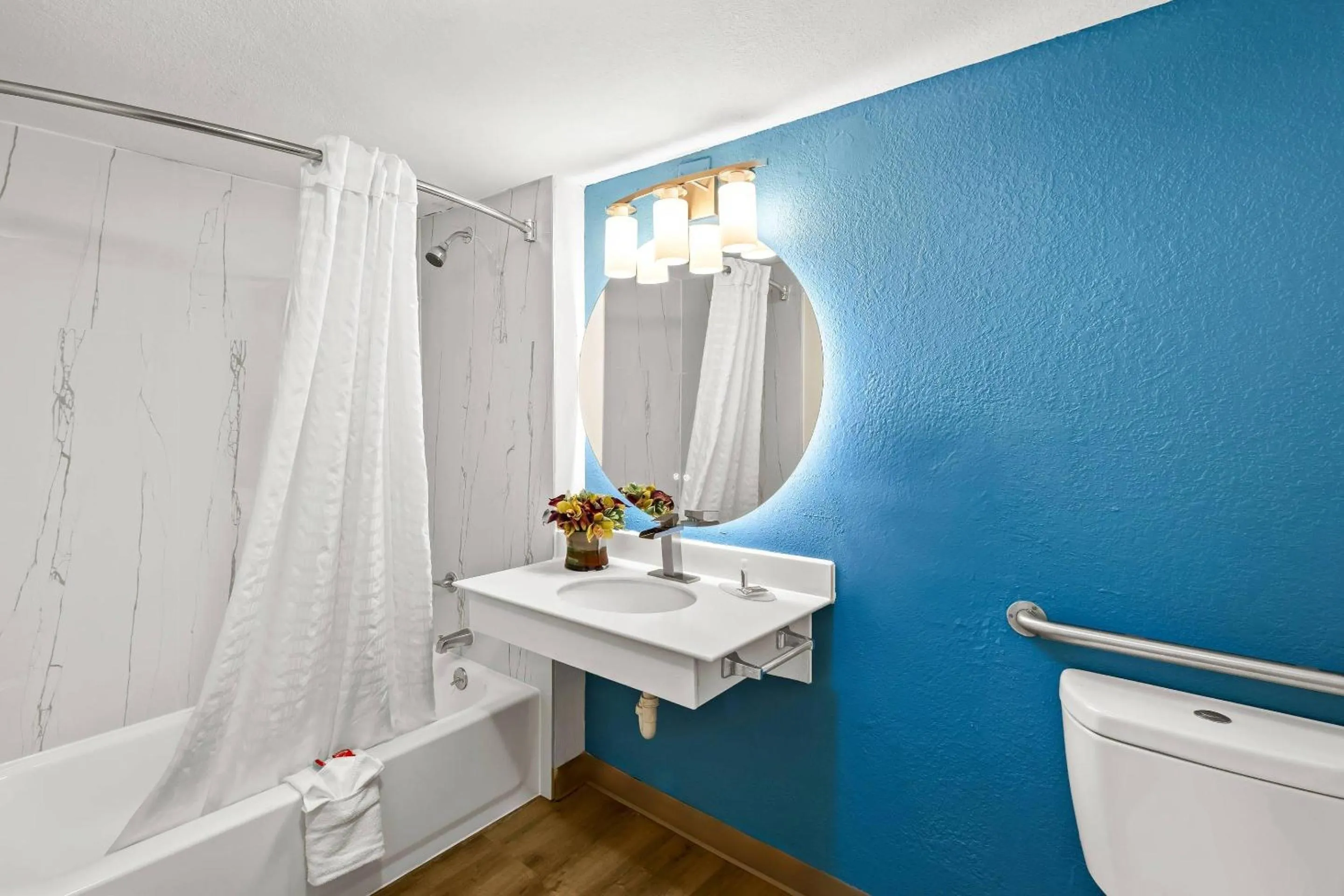 Bedroom in Econo Lodge Augusta North - Washington Road