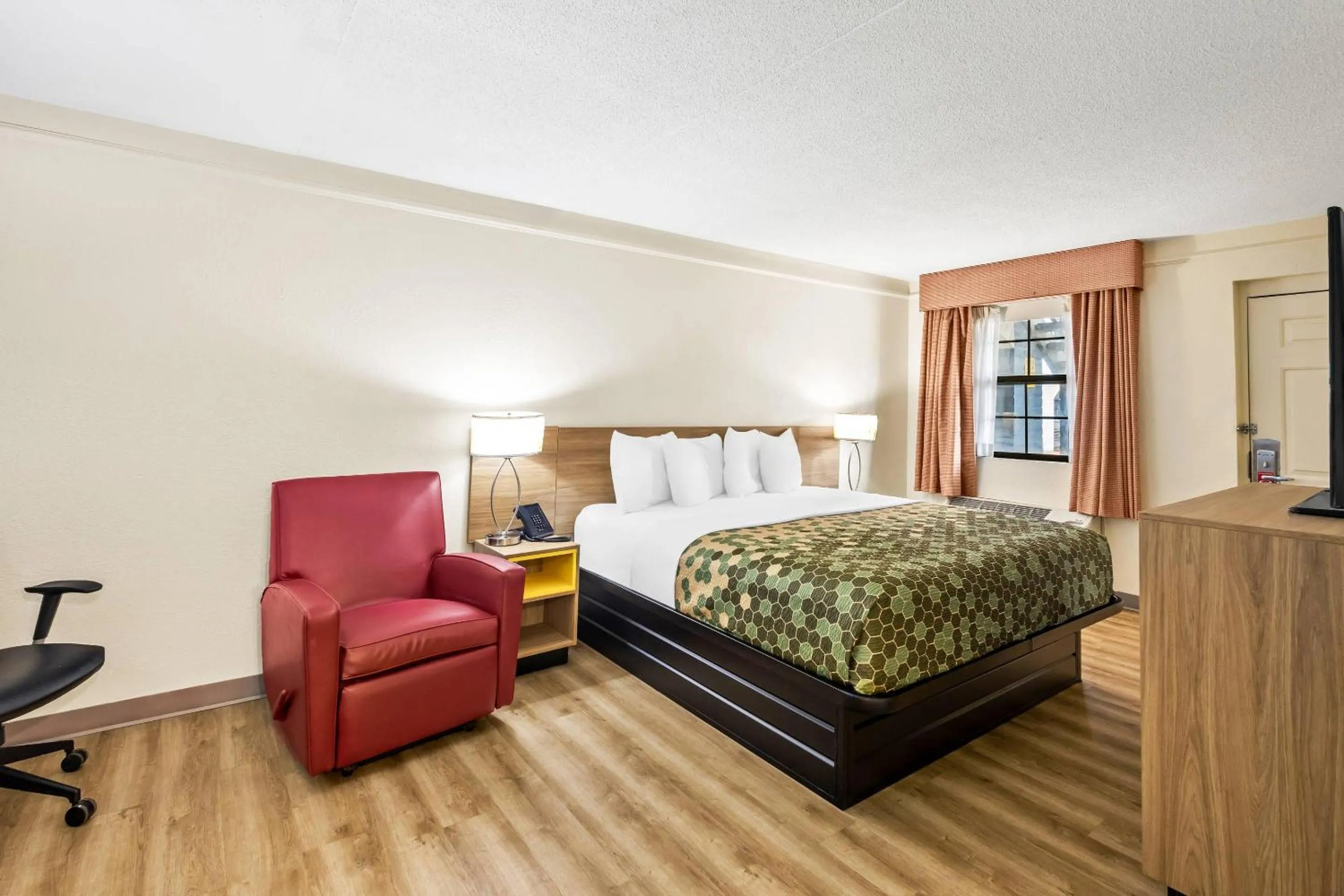 Bedroom, Bed in Econo Lodge Augusta North - Washington Road