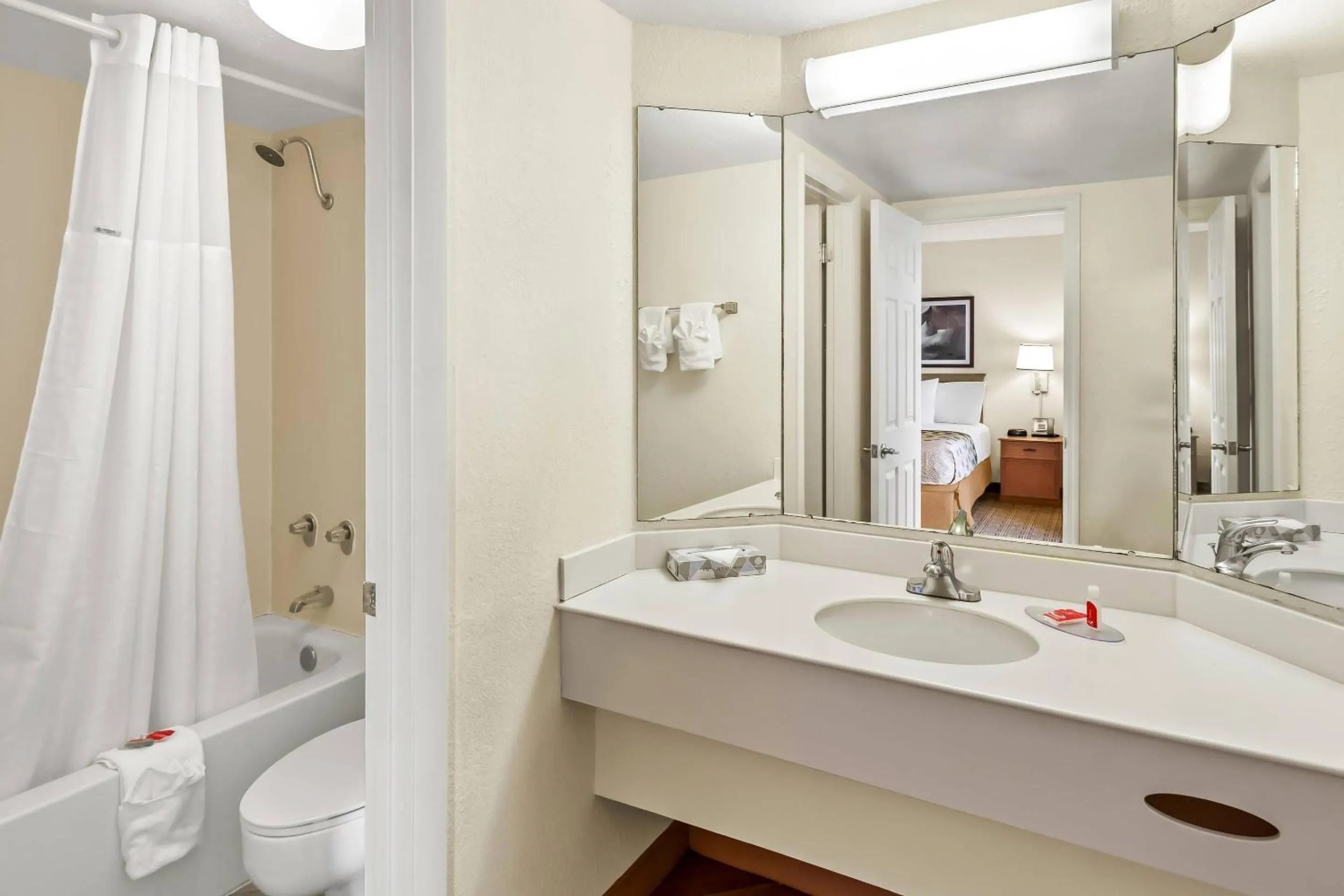 Bedroom in Econo Lodge Augusta North - Washington Road