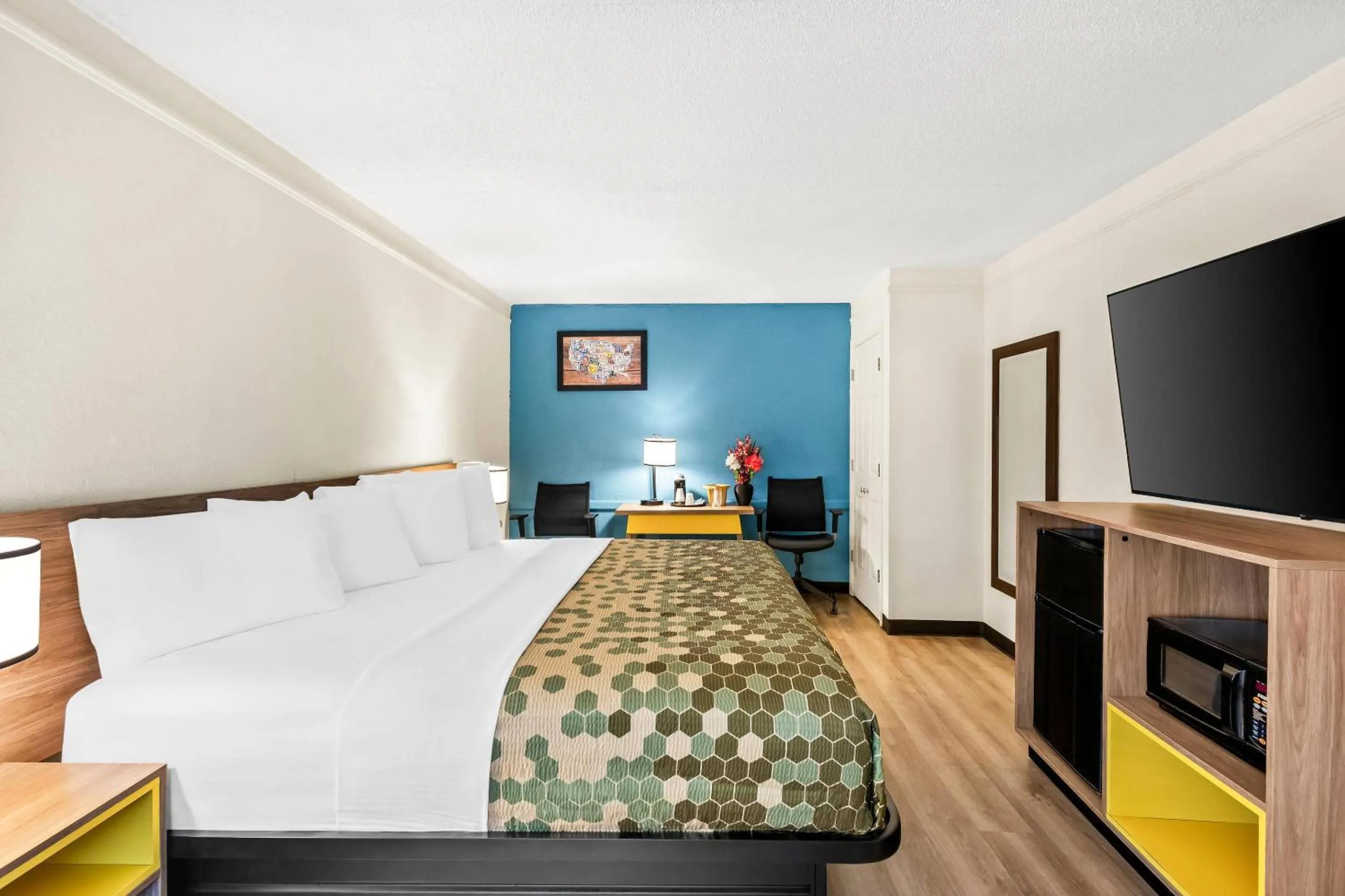 Bedroom, Bed in Econo Lodge Augusta North - Washington Road