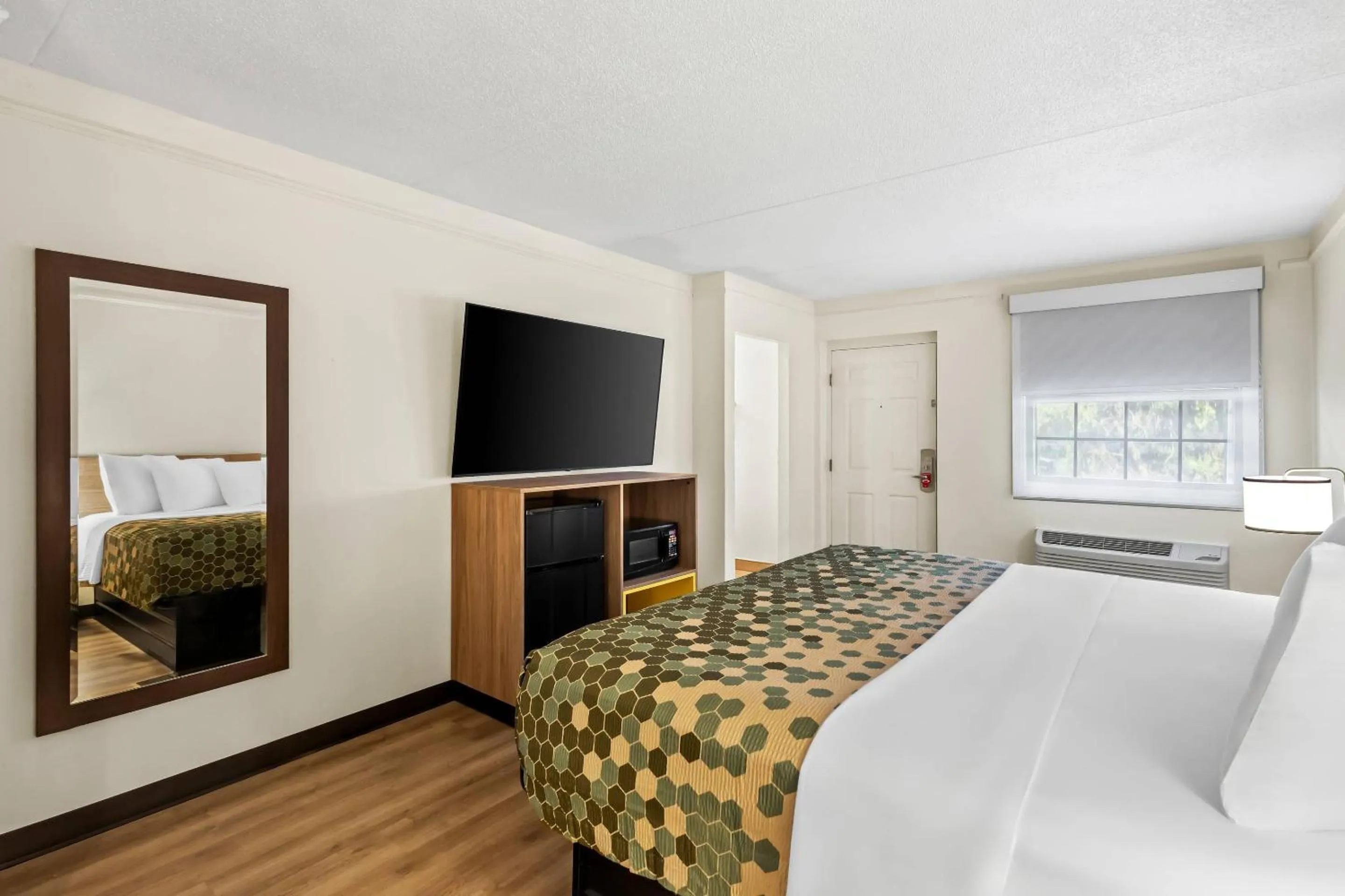 Bedroom, Bed in Econo Lodge Augusta North - Washington Road