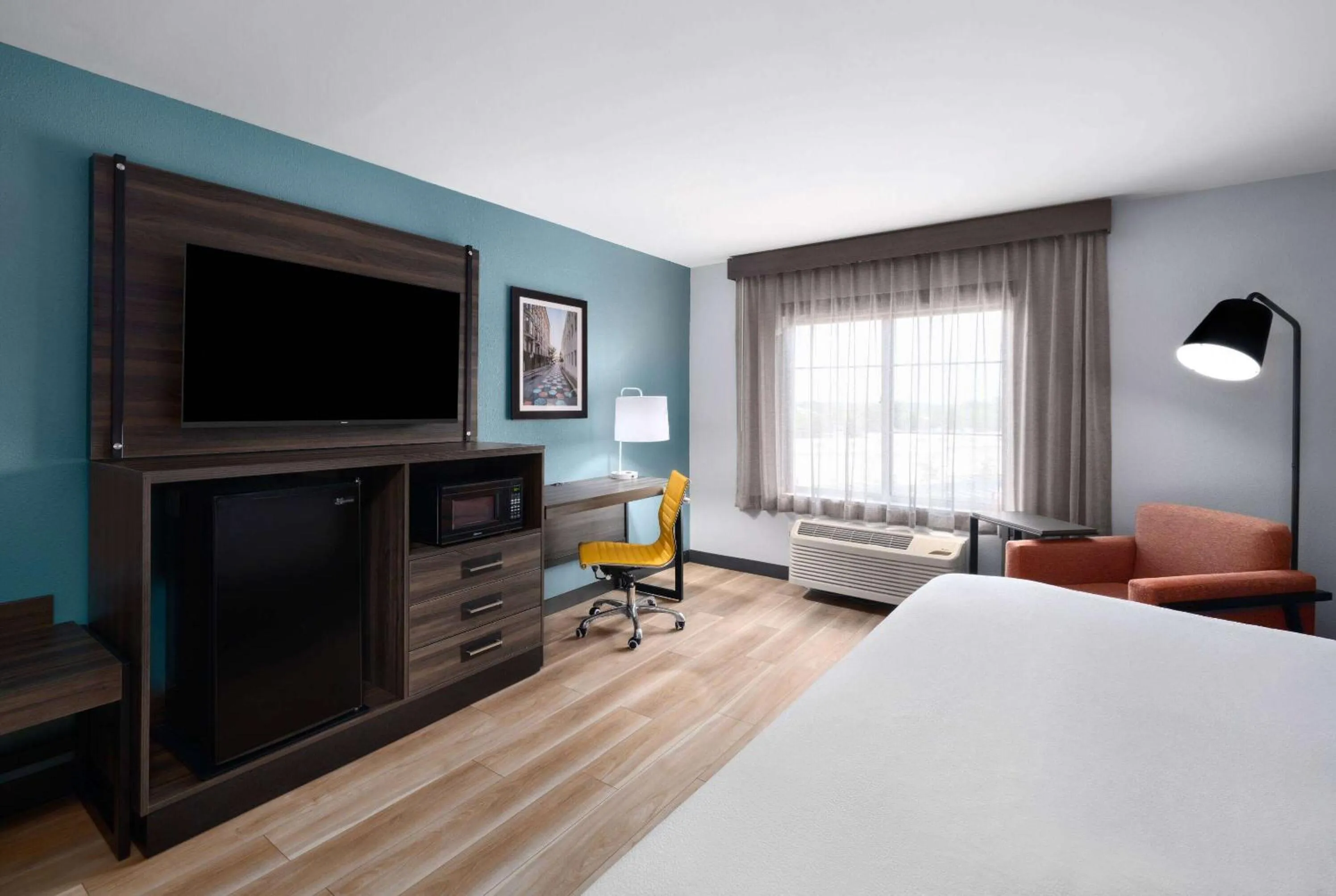 Photo of the whole room, Bed in La Quinta by Wyndham Greensboro NC