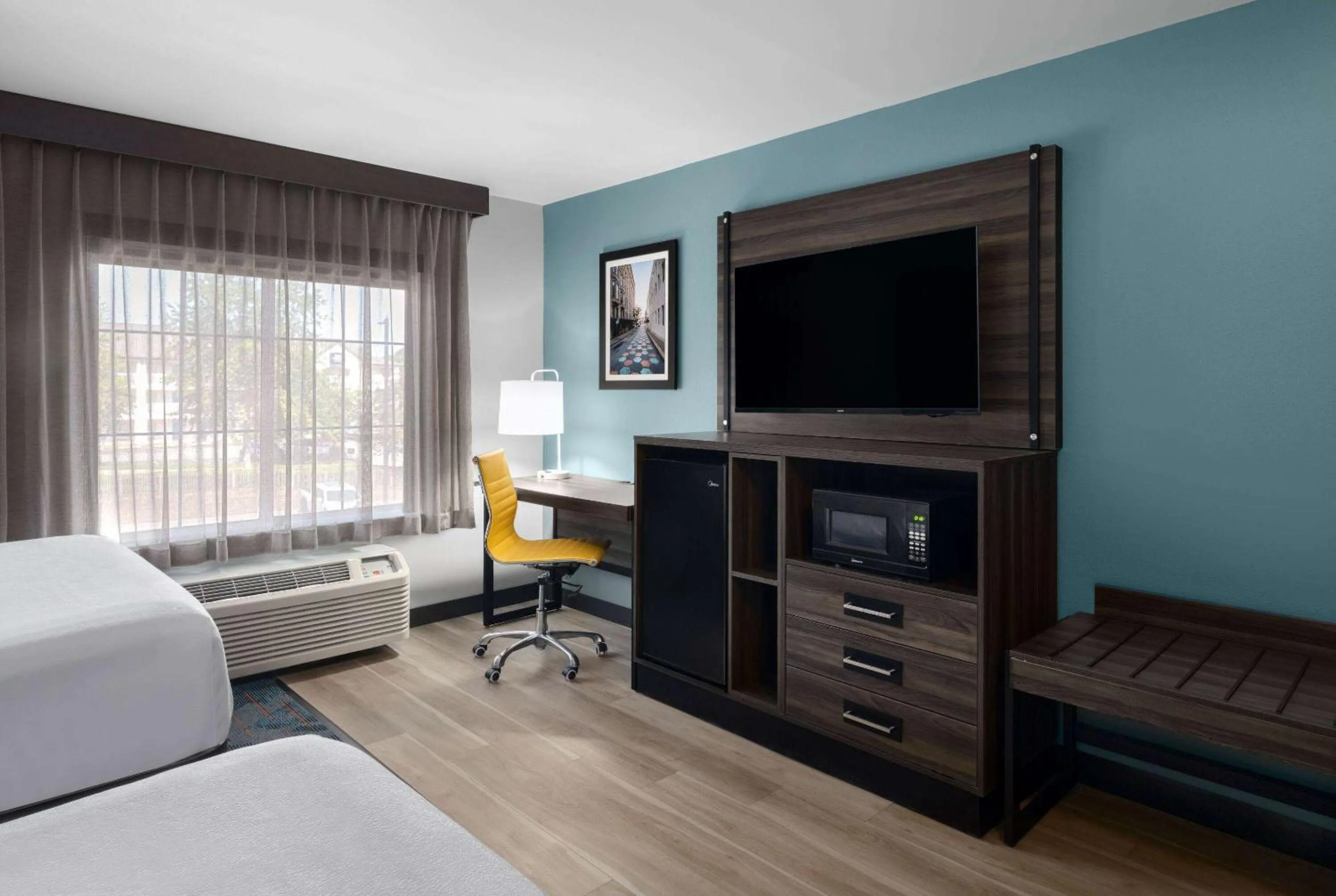 Photo of the whole room, Bed in La Quinta by Wyndham Greensboro NC