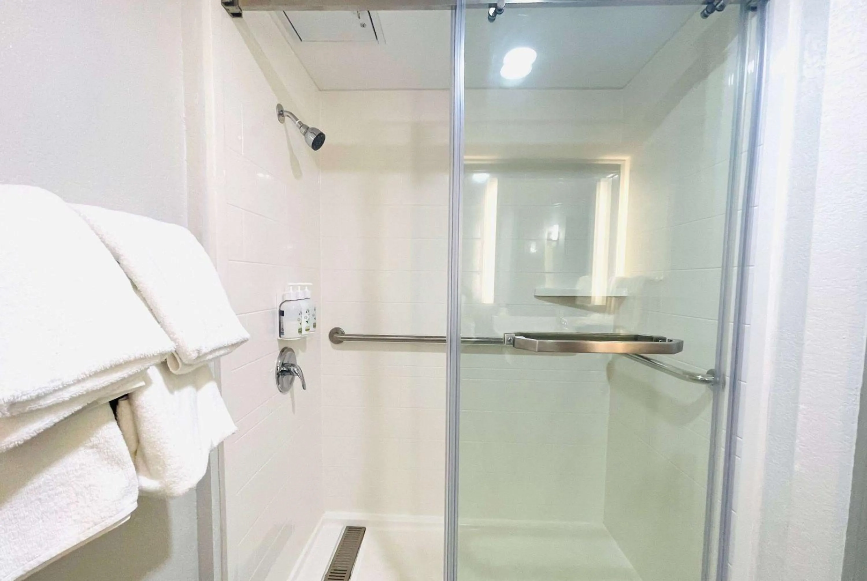 Bathroom in La Quinta by Wyndham Birmingham Homewood