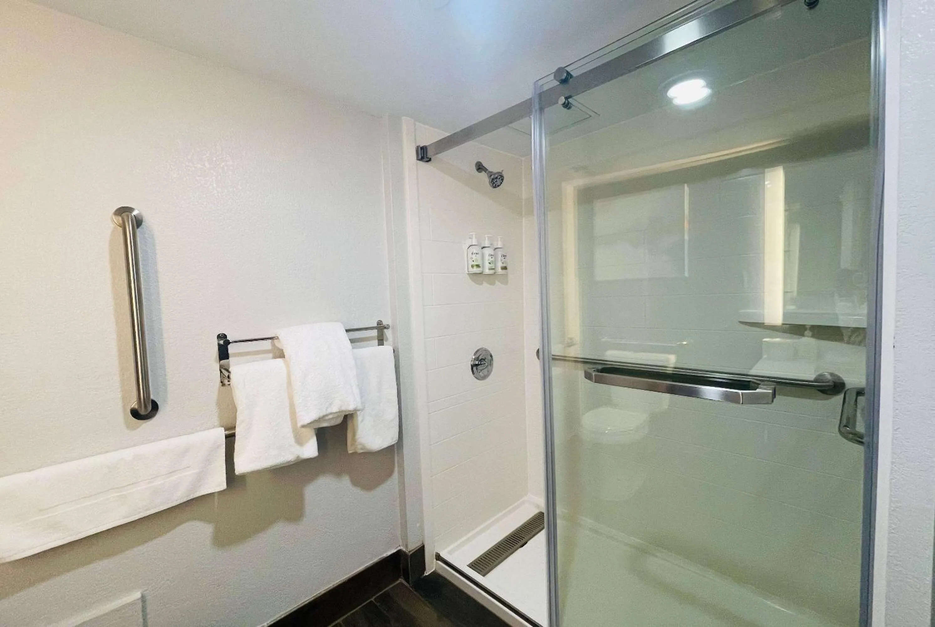 Bathroom in La Quinta by Wyndham Birmingham Homewood