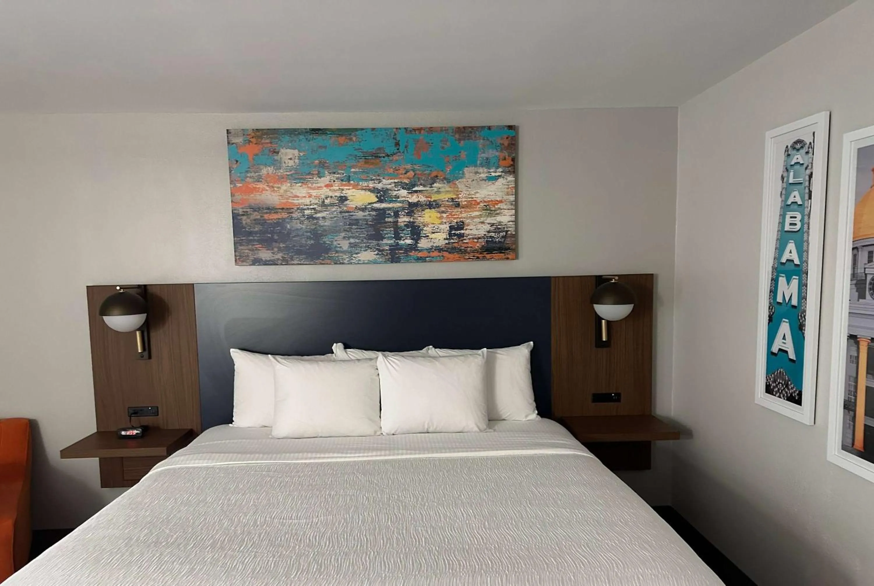 Photo of the whole room, Bed in La Quinta by Wyndham Birmingham Homewood