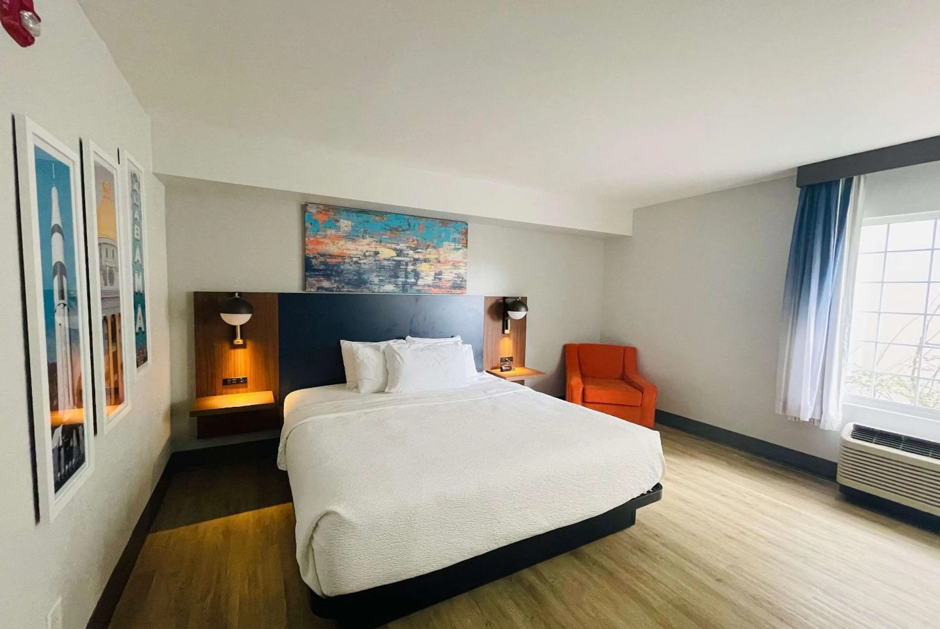 Photo of the whole room, Bed in La Quinta by Wyndham Birmingham Homewood