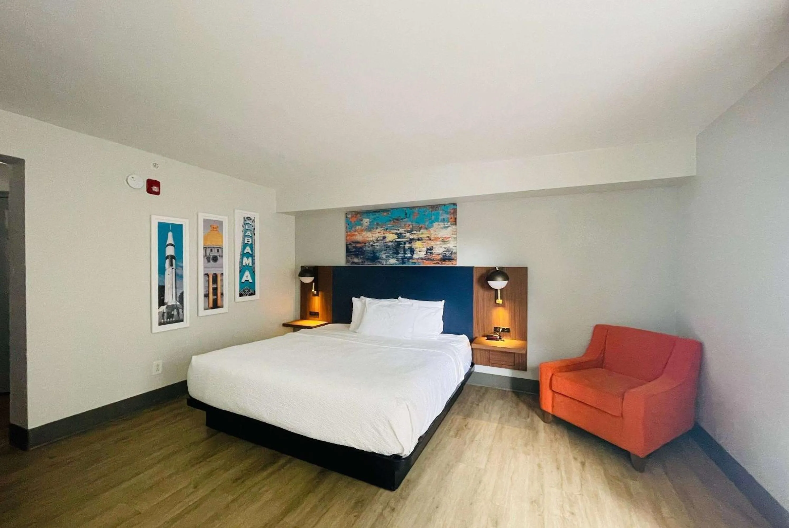 Photo of the whole room, Bed in La Quinta by Wyndham Birmingham Homewood