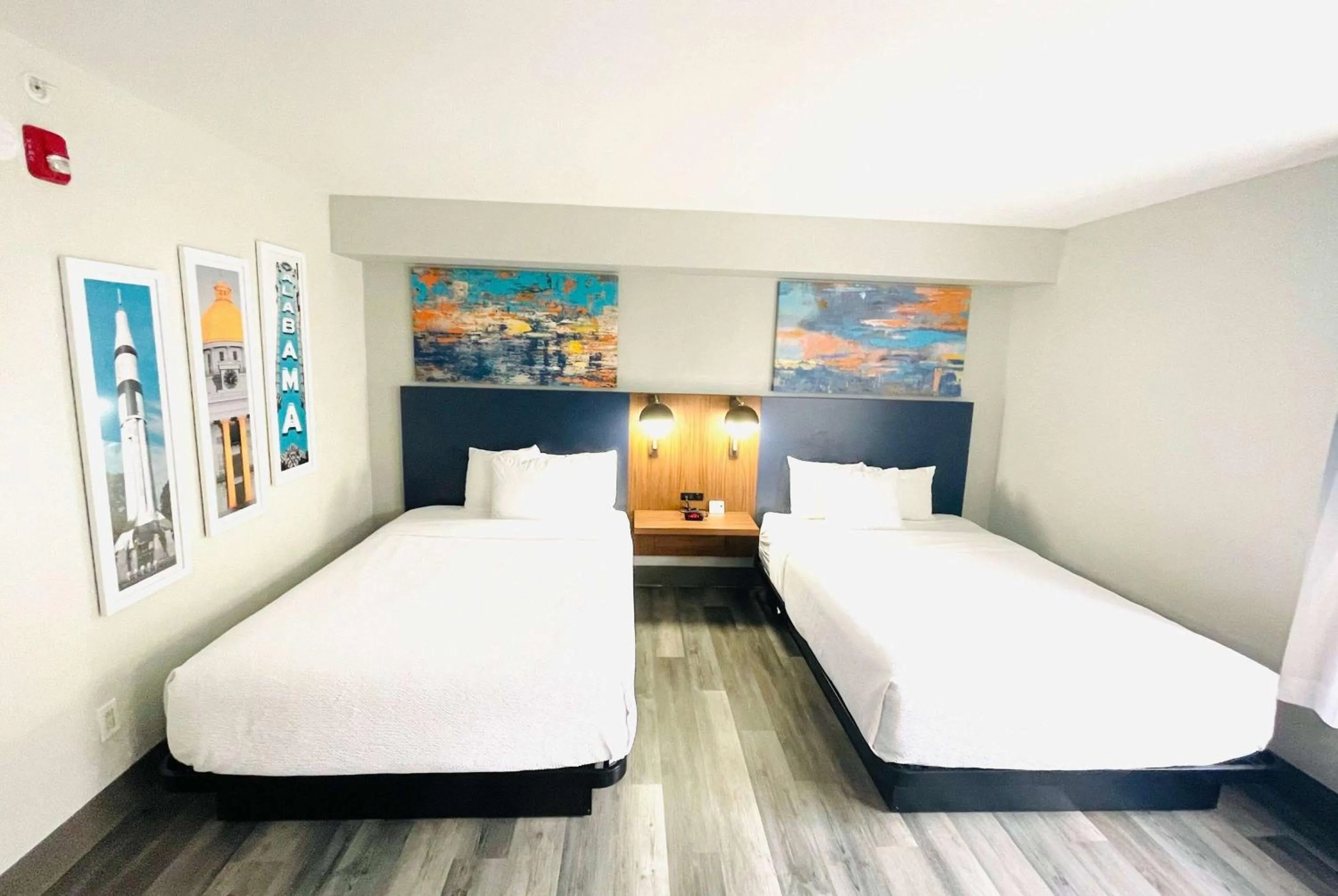 Photo of the whole room, Bed in La Quinta by Wyndham Birmingham Homewood