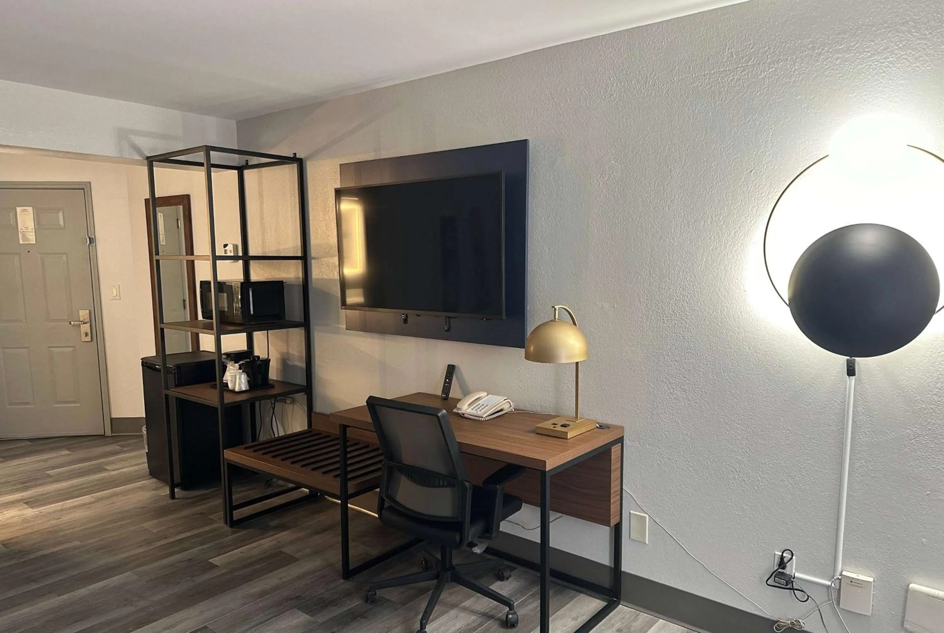 Photo of the whole room in La Quinta by Wyndham Birmingham Homewood