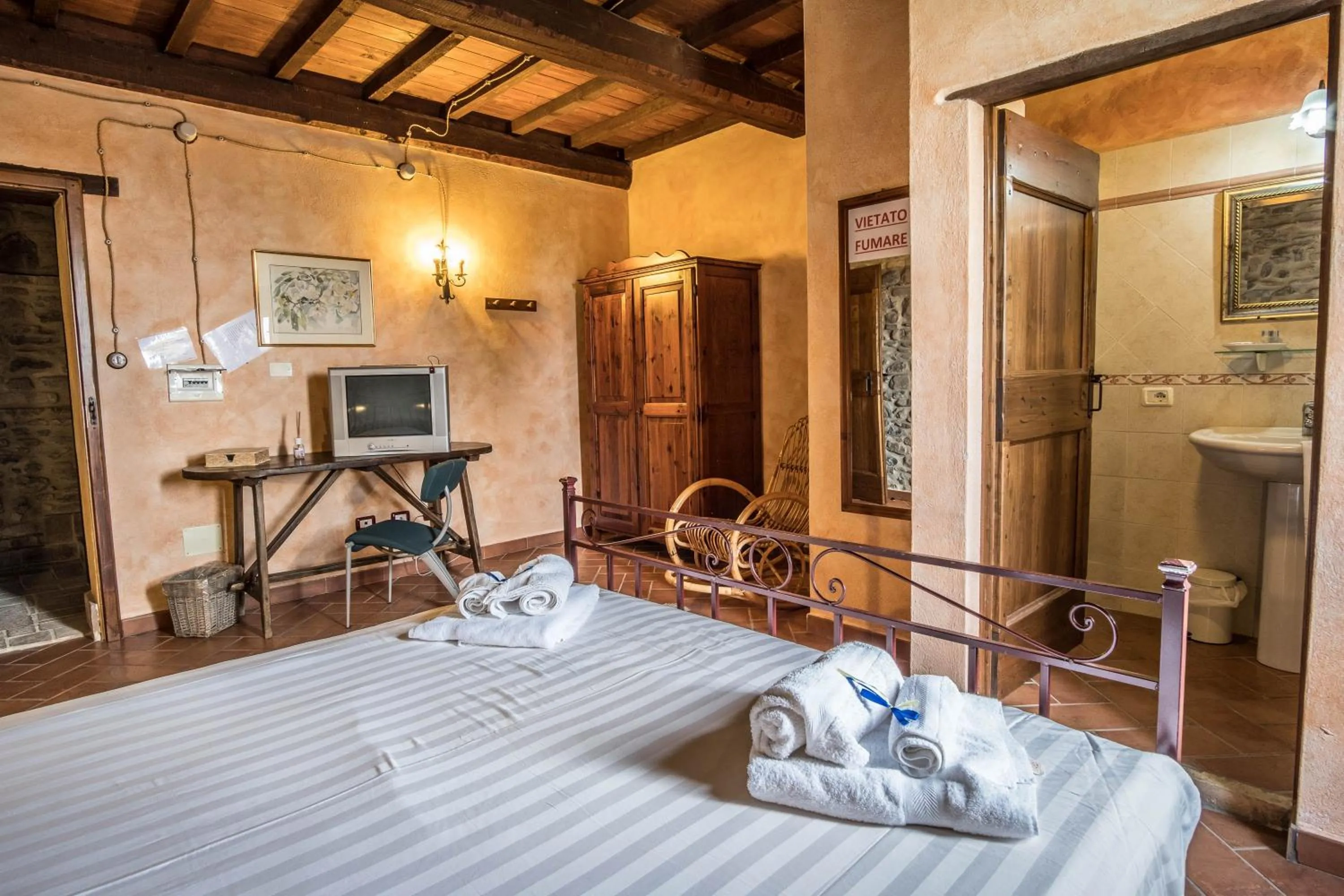 Bedroom, Bed in Agriturismo Goccia di Luna