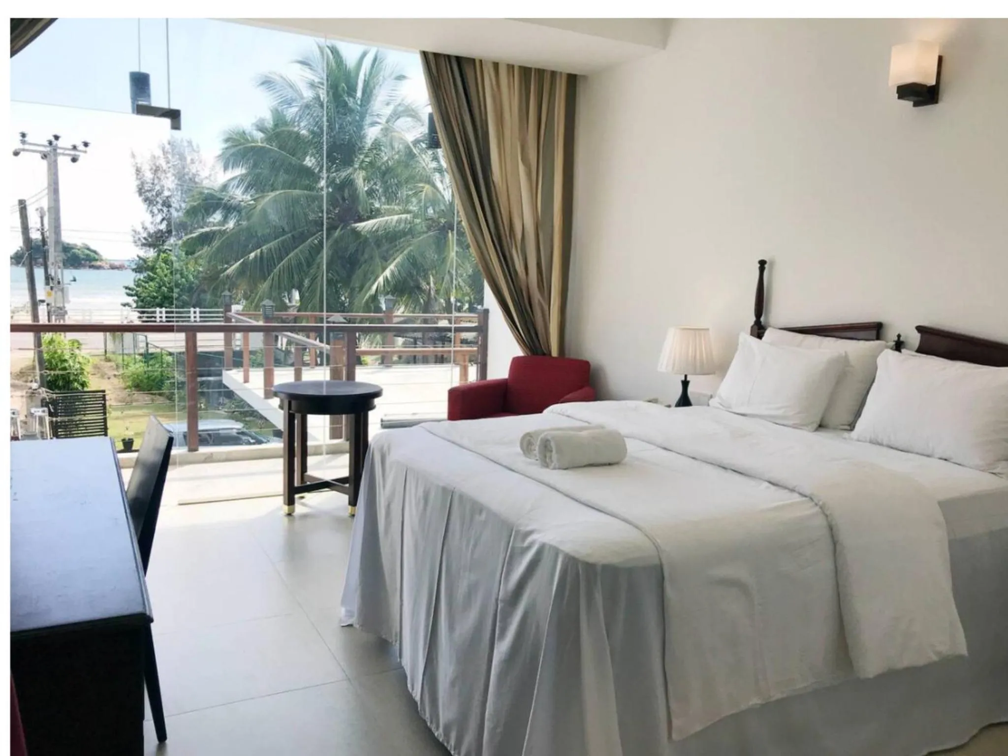 Deluxe Double Room with Balcony and Sea View in Bayfront