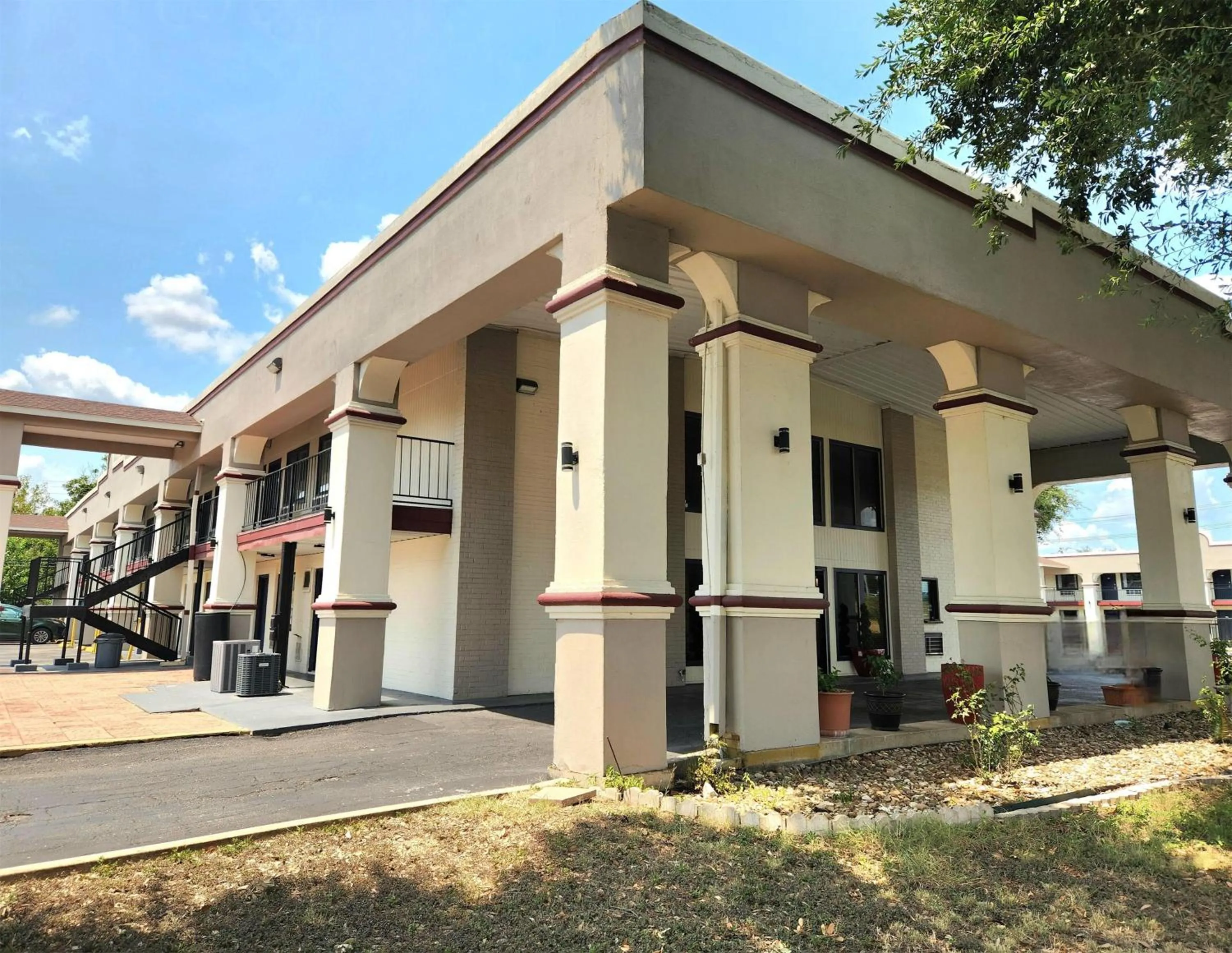 Property building in Days Inn by Wyndham San Marcos